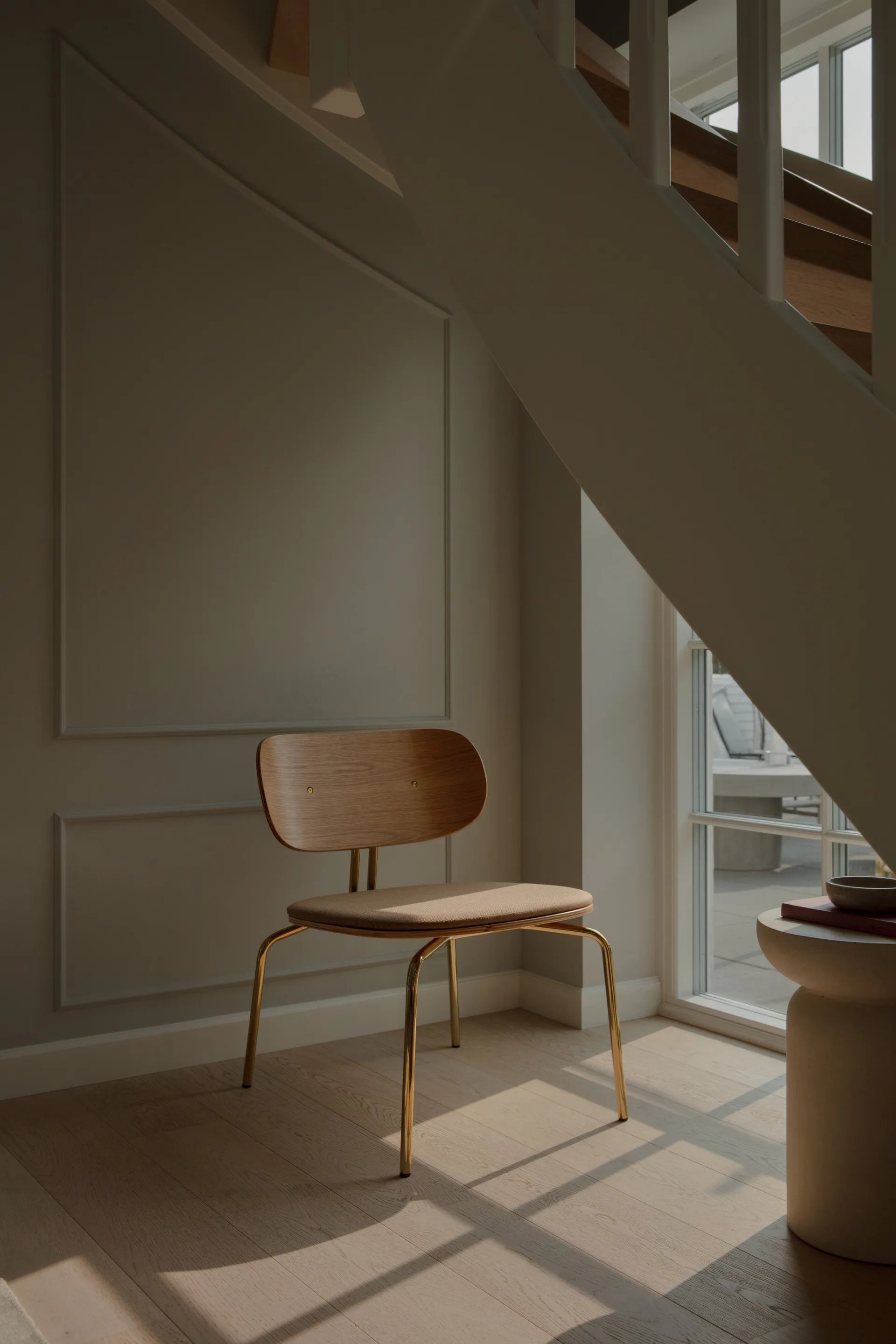 Curious lounge-nojatuoli, Oak-brass Umage