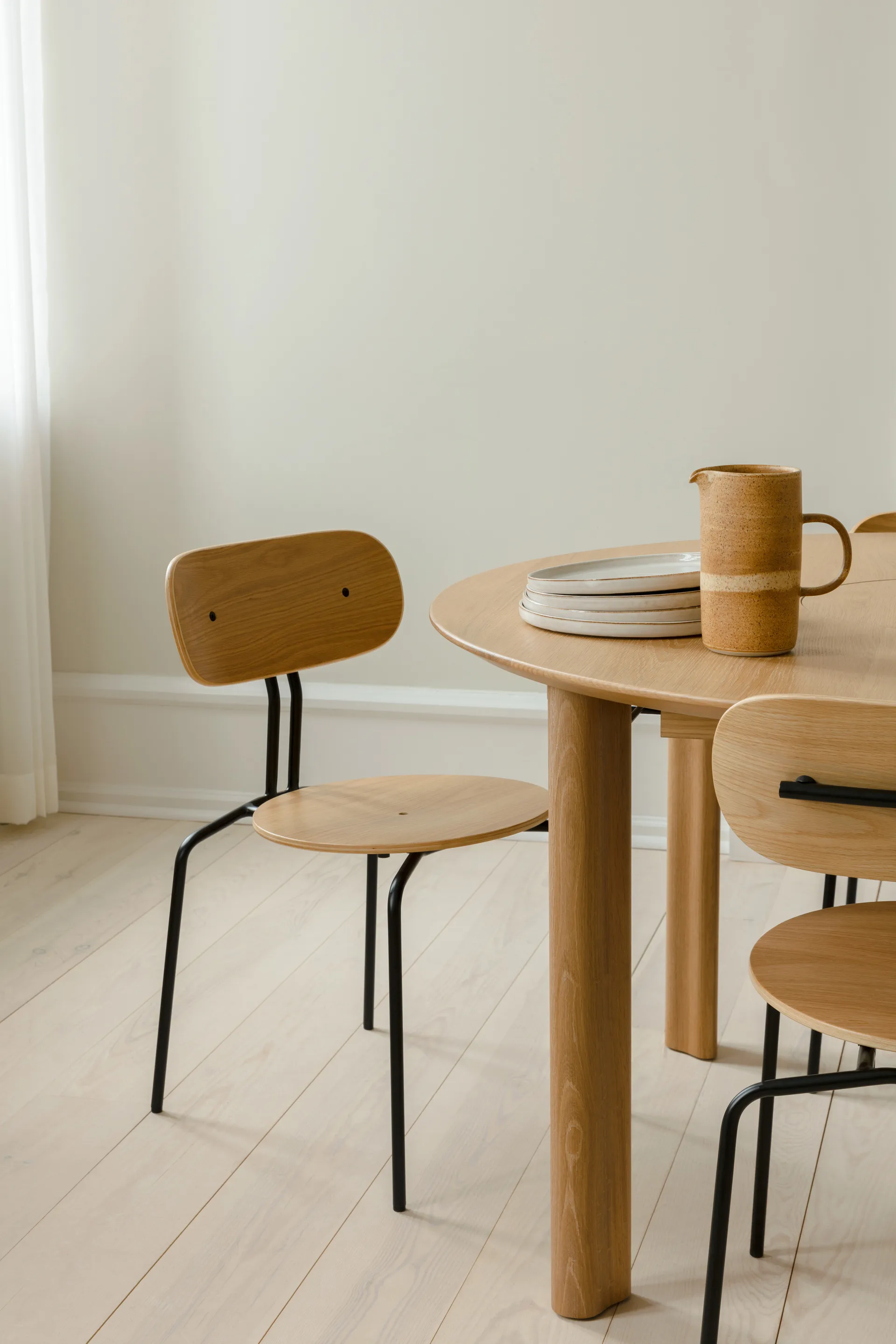 Curious tuoli, Oak-black legs Umage