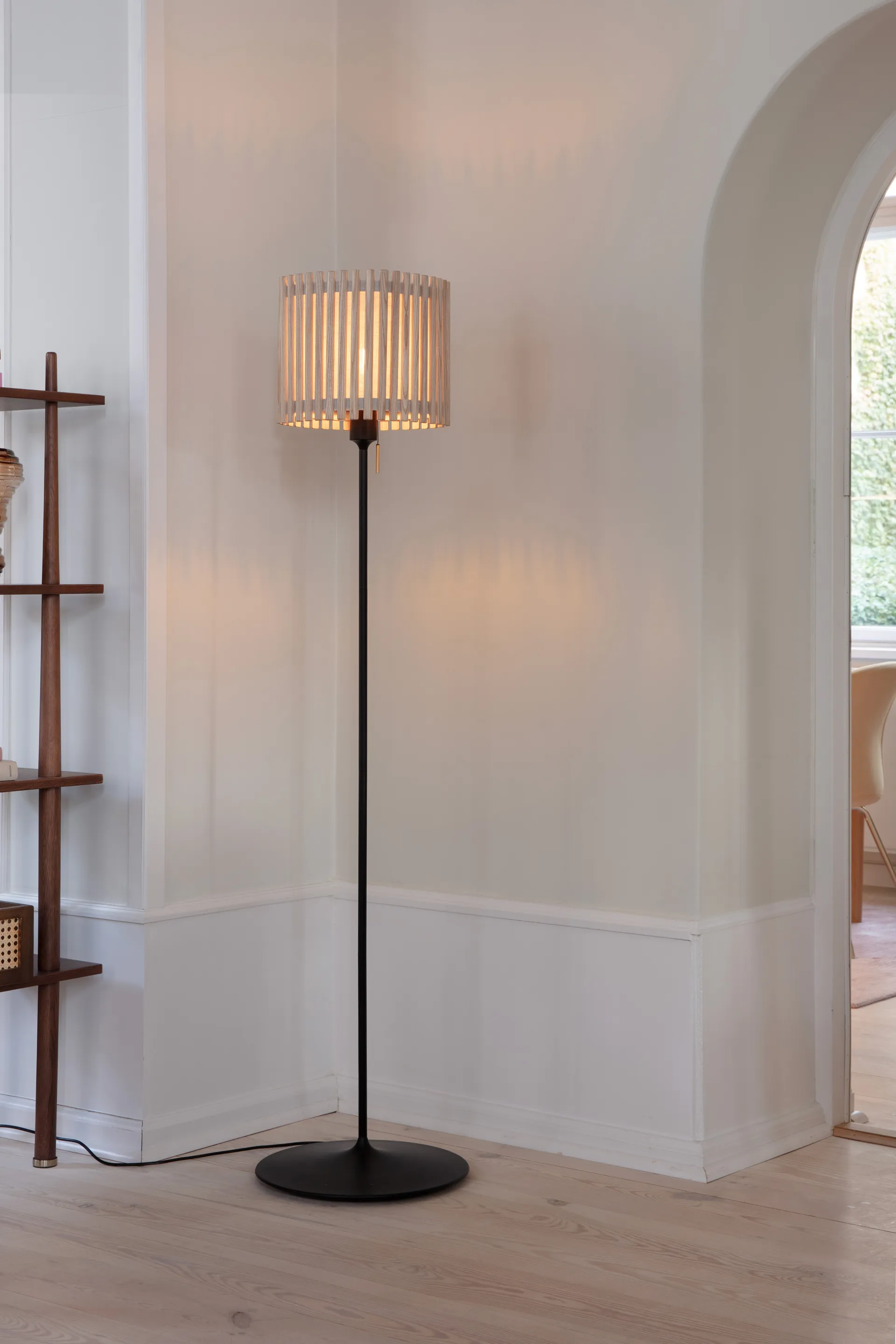 Komorebi lattiavalaisin medium, Circle oak-musta Umage