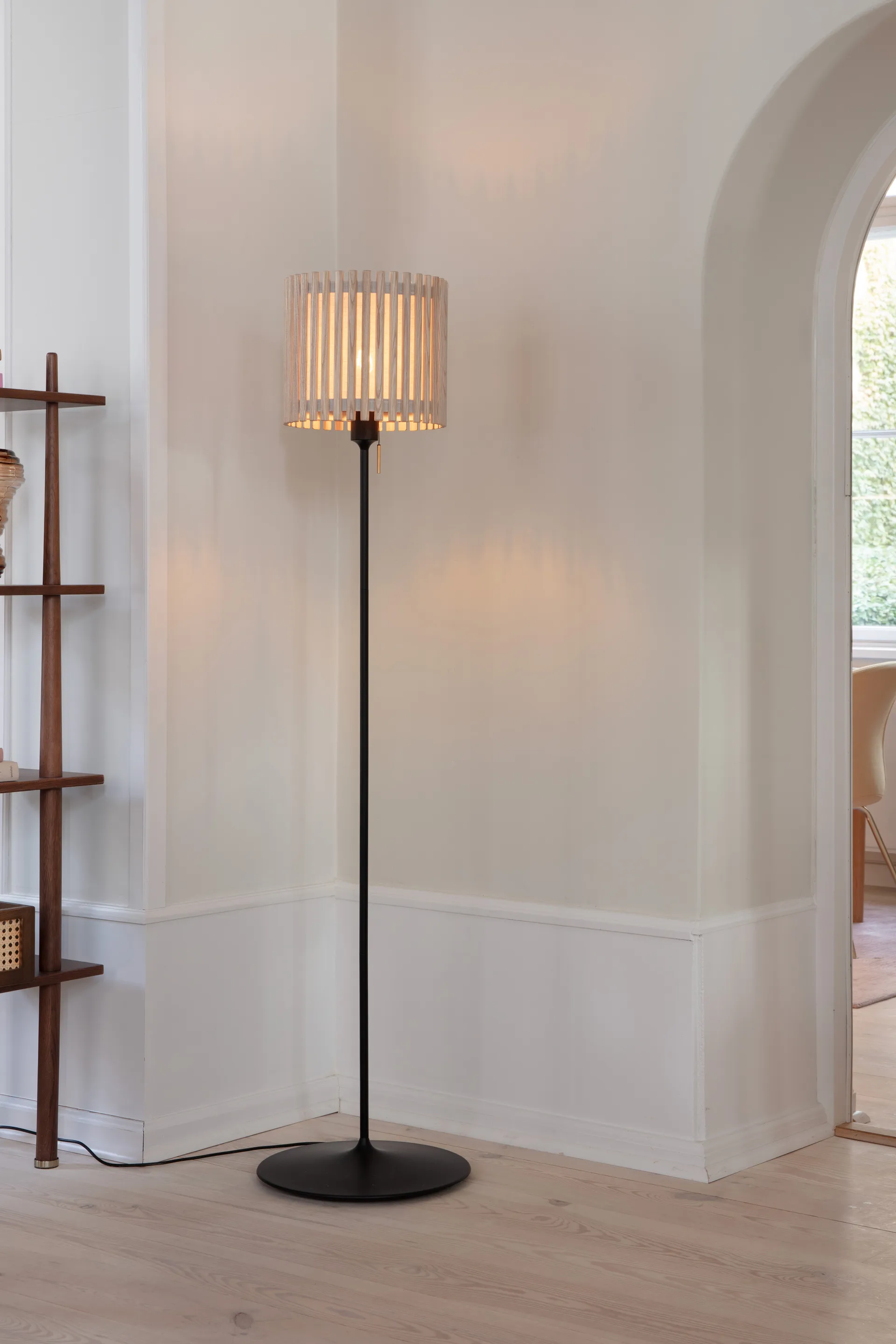 Komorebi lattiavalaisin medium, Square oak-musta Umage