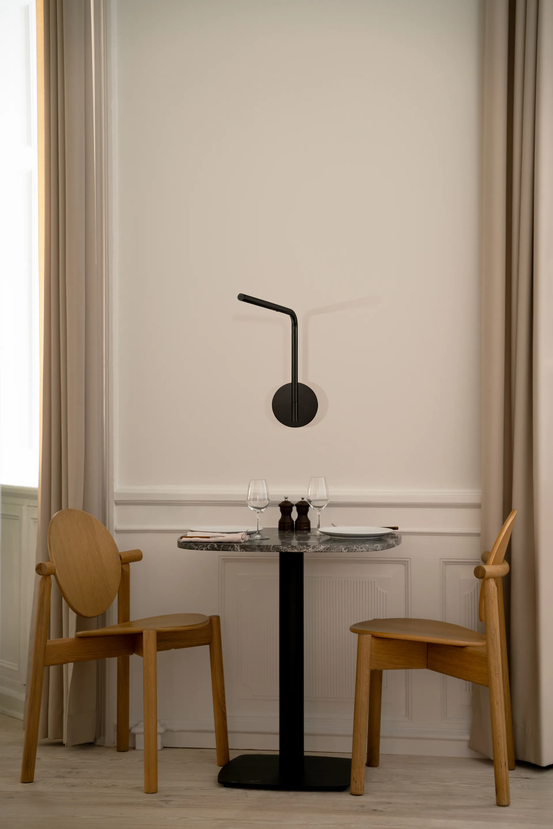 Omni Pivot seinälamppu, Musta Umage