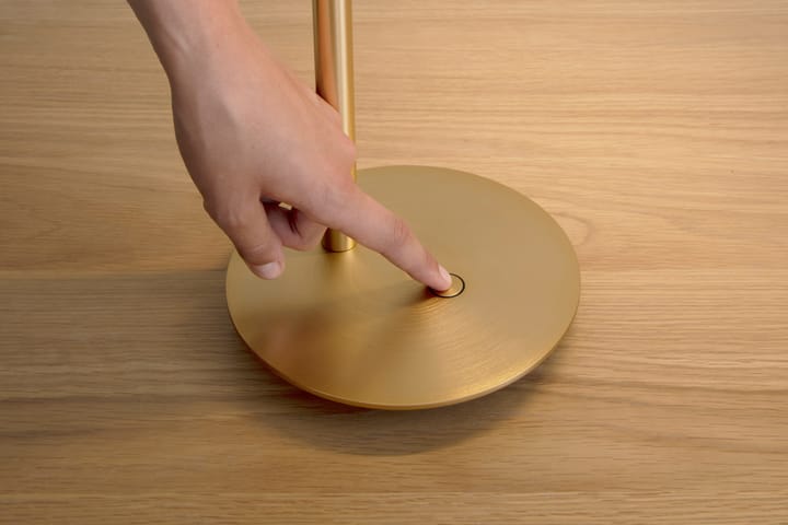 Omni Table pöytävalaisin, Harjattu messinki Umage