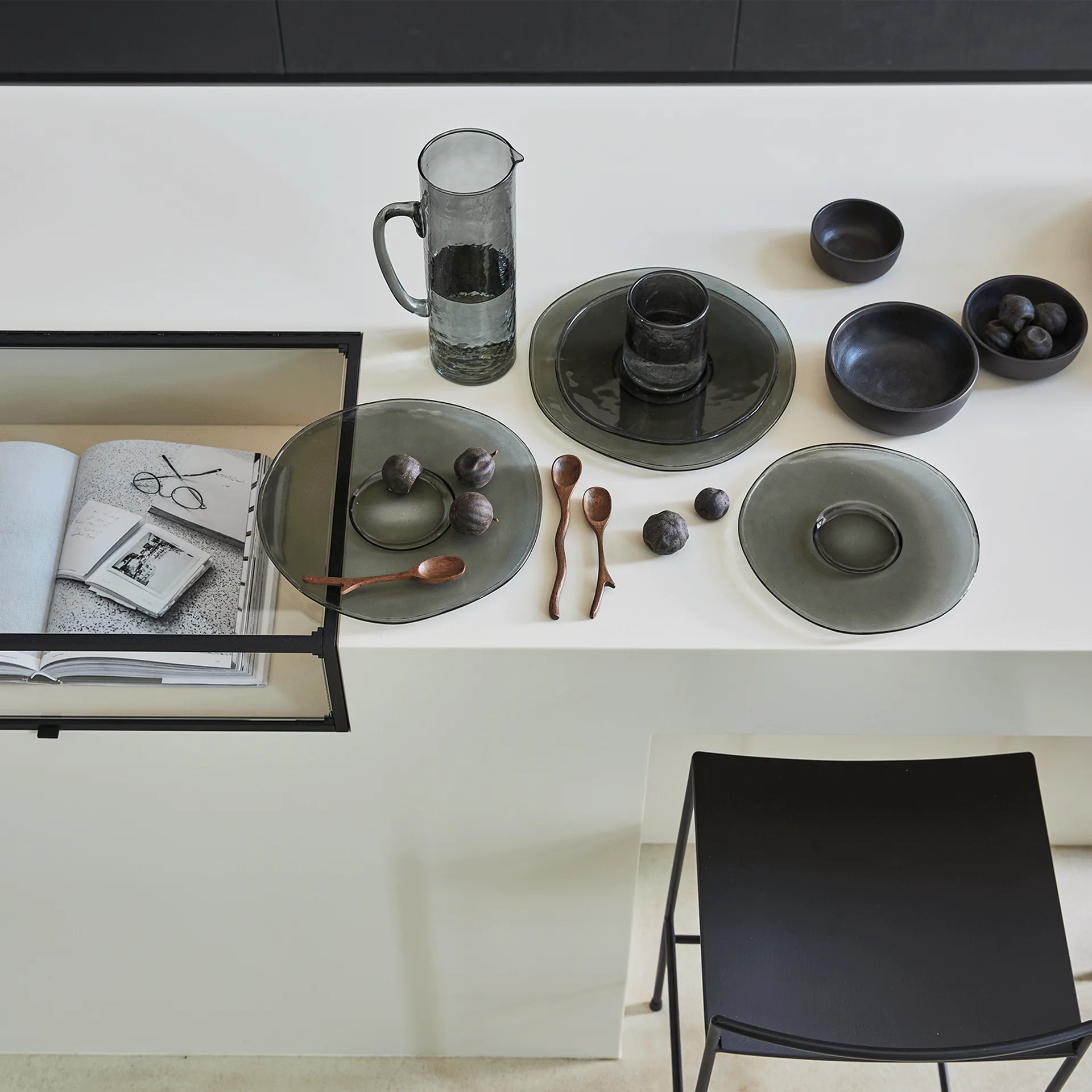 UNC lautanen kierrätetty lasi Ø28 cm, Ebony URBAN NATURE CULTURE