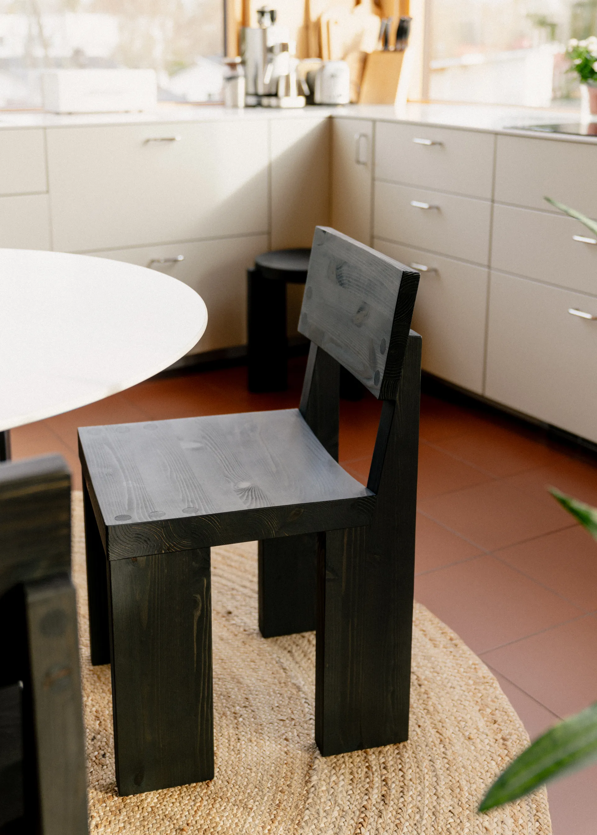 001 Dining Chair tuoli, Mustaksi petsattu mänty Vaarnii