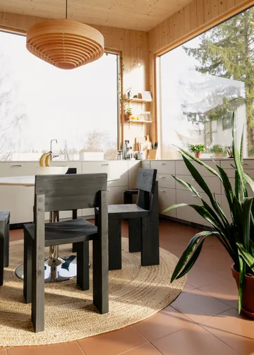 001 Dining Chair tuoli - Mustaksi petsattu mänty - Vaarnii