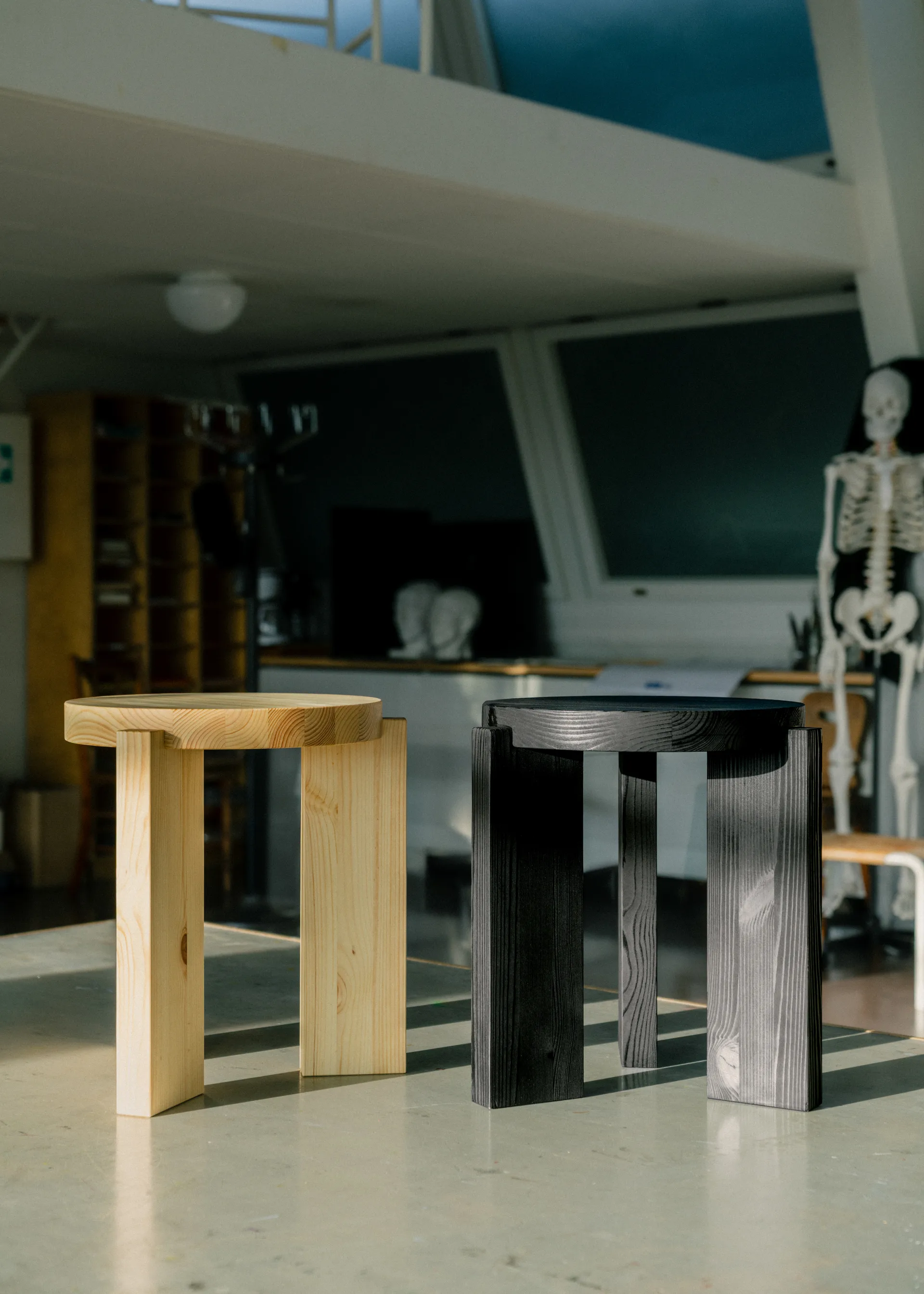 001 Stool jakkara, Mustaksi petsattu mänty, Ø40×44 cm Vaarnii