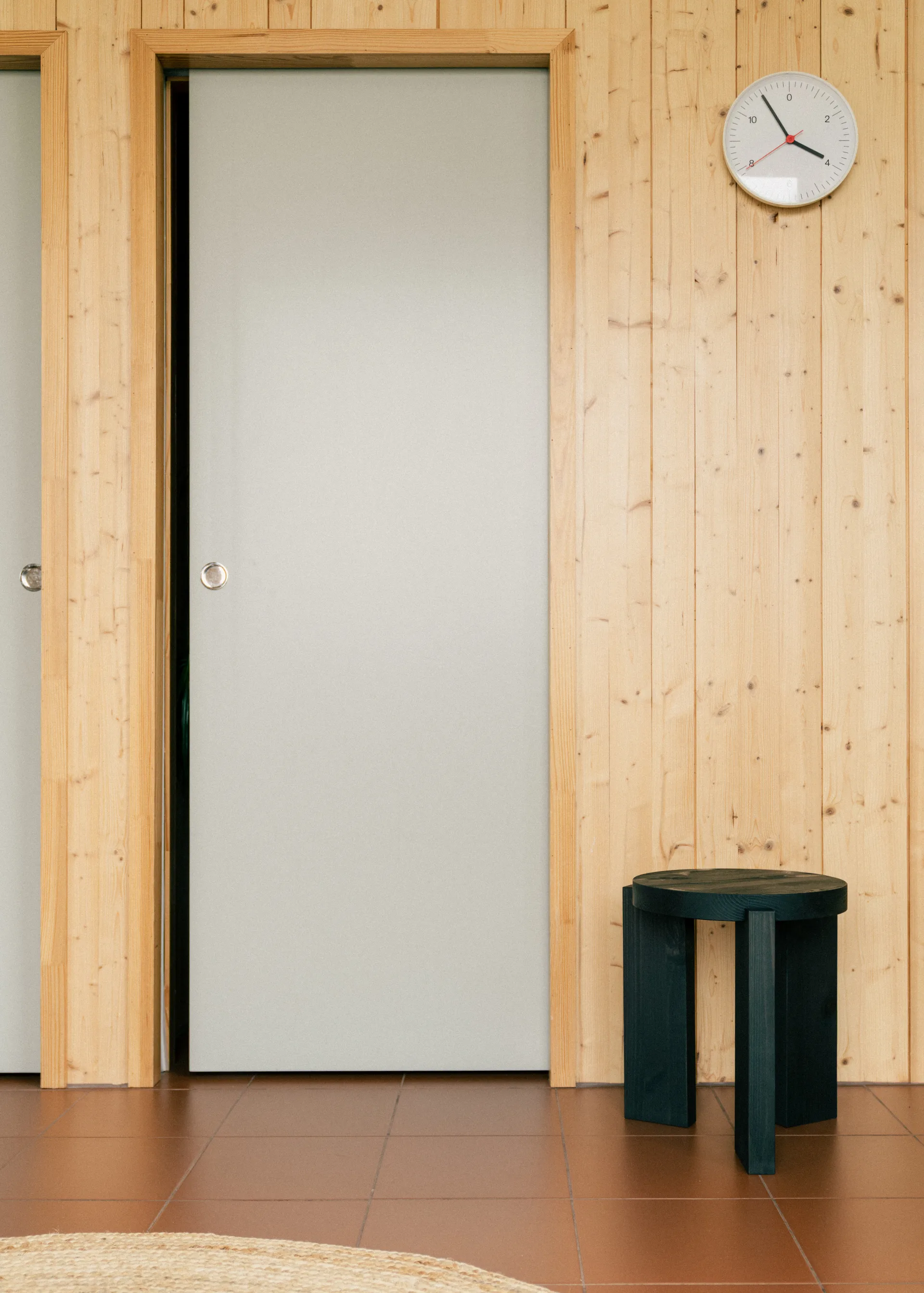 001 Stool jakkara, Mustaksi petsattu mänty, Ø40×44 cm Vaarnii