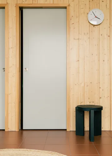 001 Stool jakkara - Mustaksi petsattu mänty, Ø40×44 cm - Vaarnii