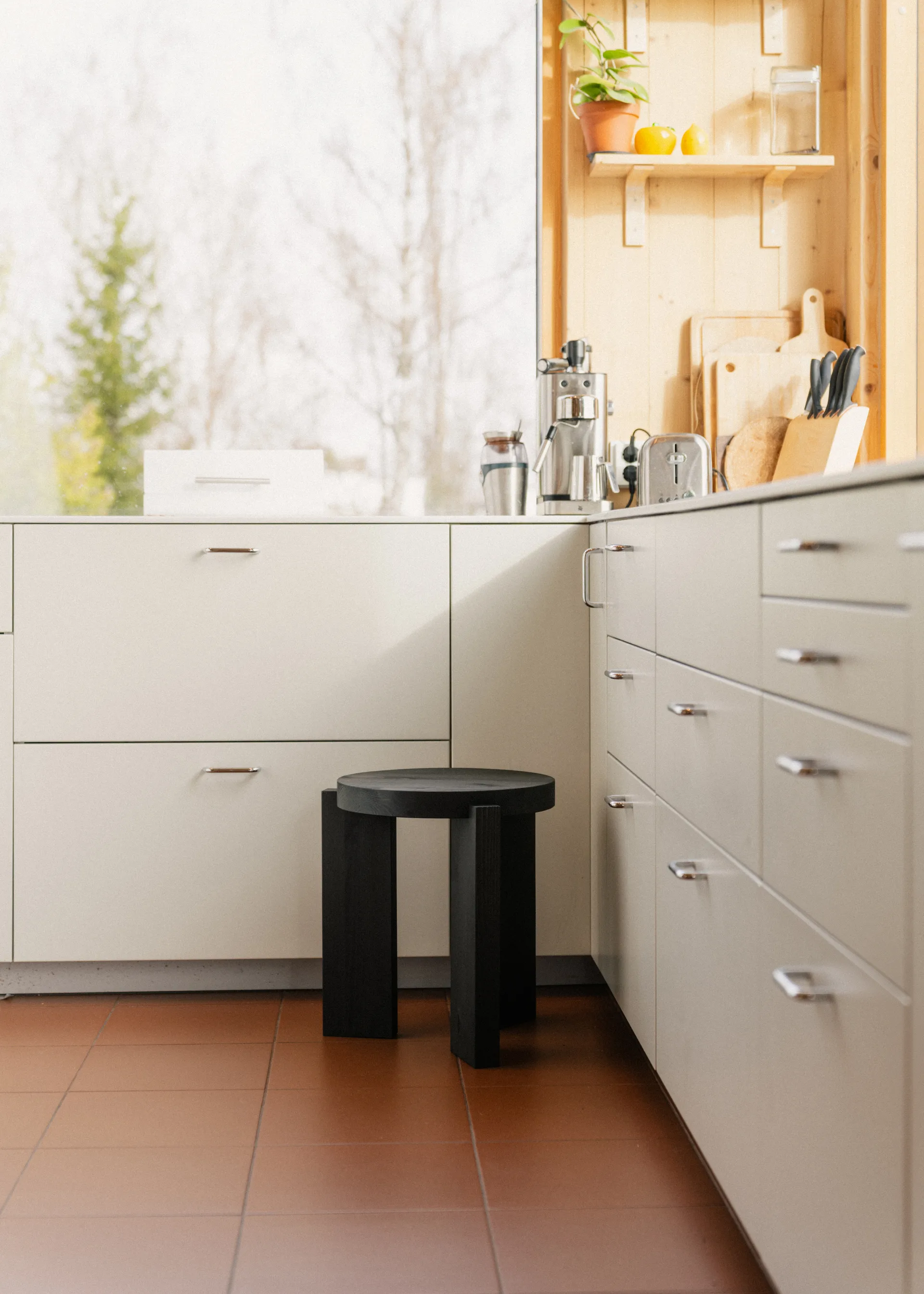 001 Stool jakkara, Mustaksi petsattu mänty, Ø40×44 cm Vaarnii