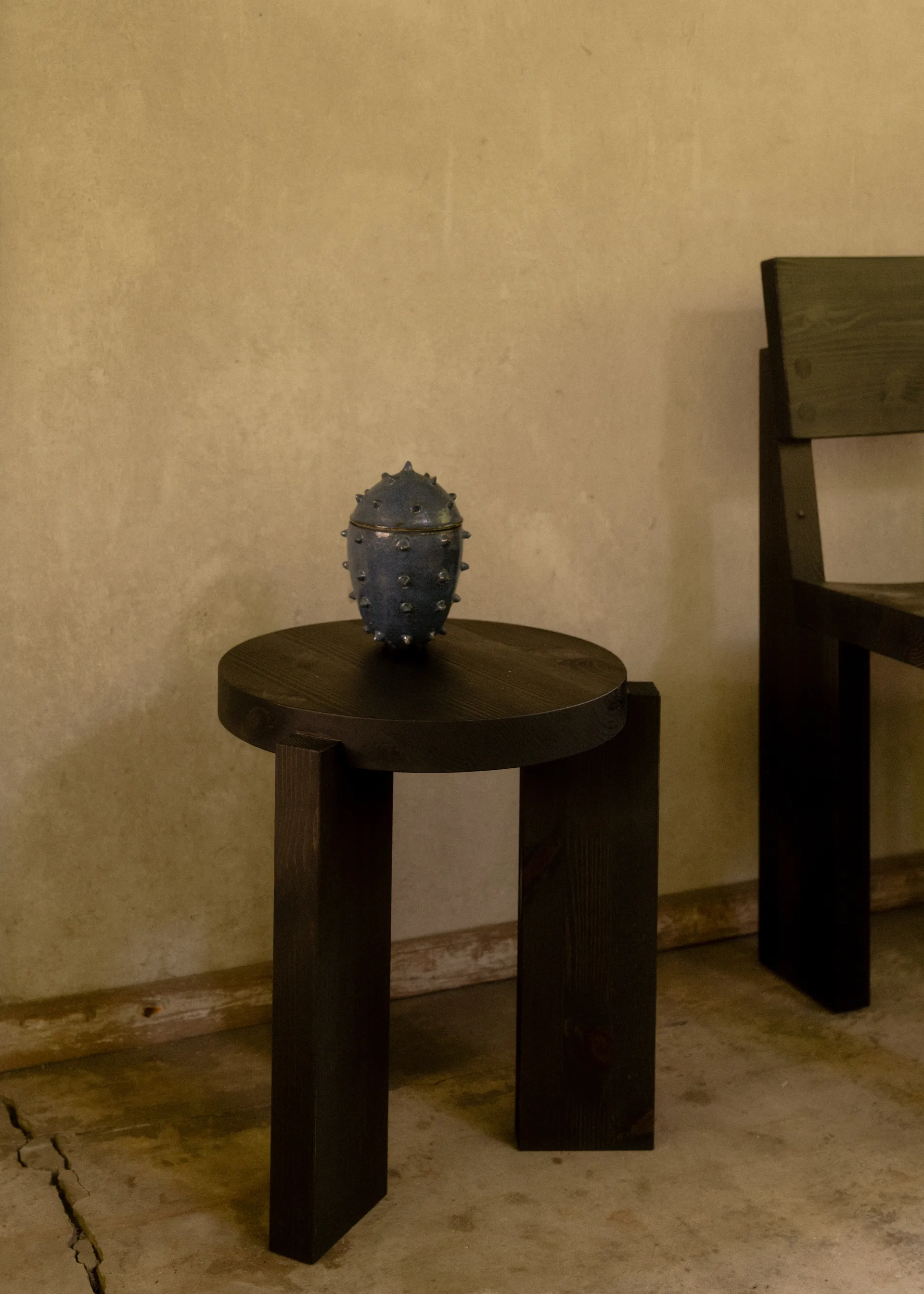 001 Stool jakkara, Mustaksi petsattu mänty, Ø40×44 cm Vaarnii