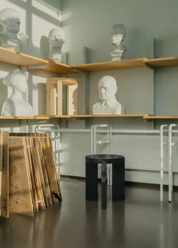 001 Stool jakkara - Mustaksi petsattu mänty, Ø40×44 cm - Vaarnii