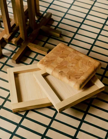 009 Tray tarjotin - Öljyvahattu mänty, 33x33x6 cm - Vaarnii