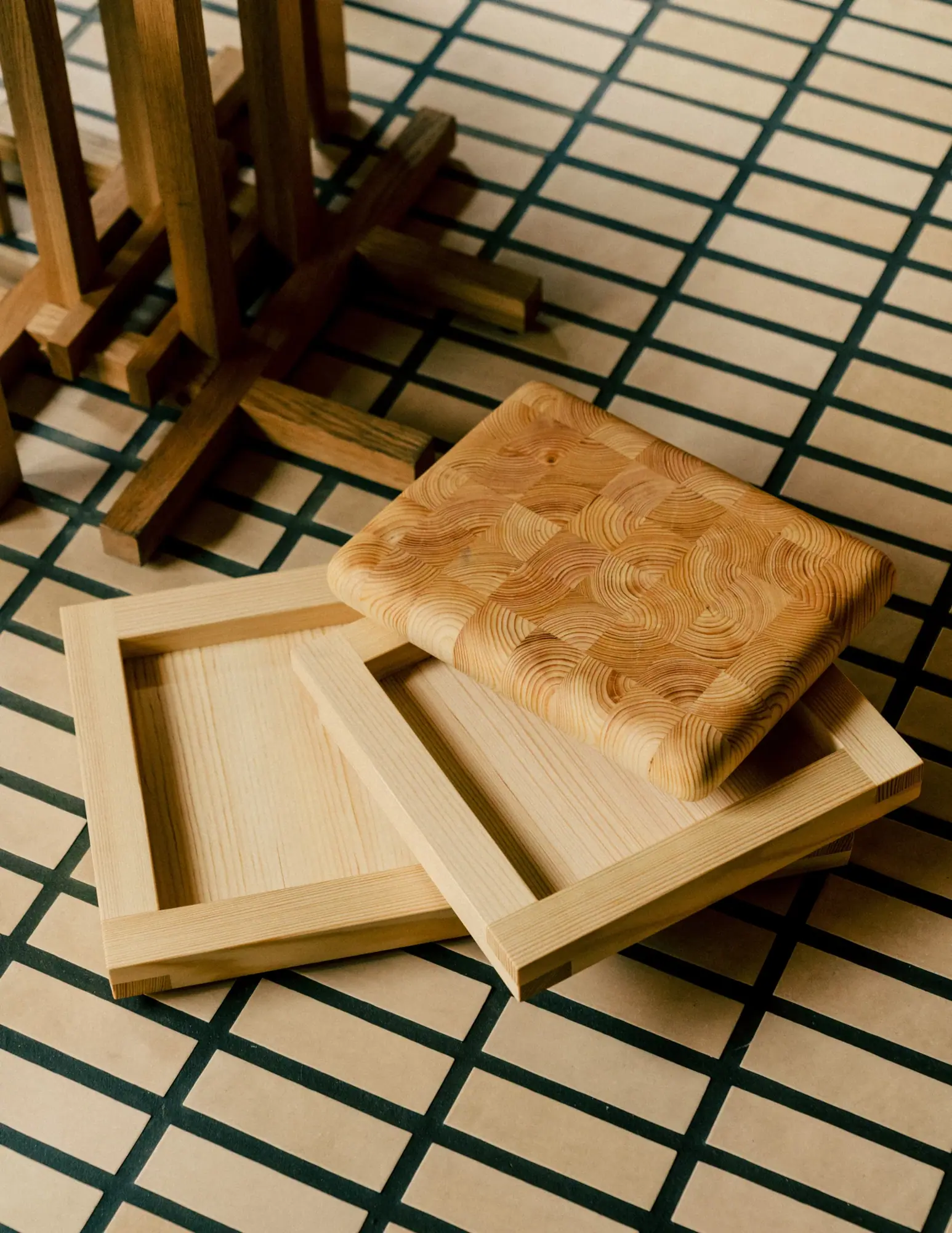 009 Tray tarjotin, Öljyvahattu mänty, 33x33x6 cm Vaarnii