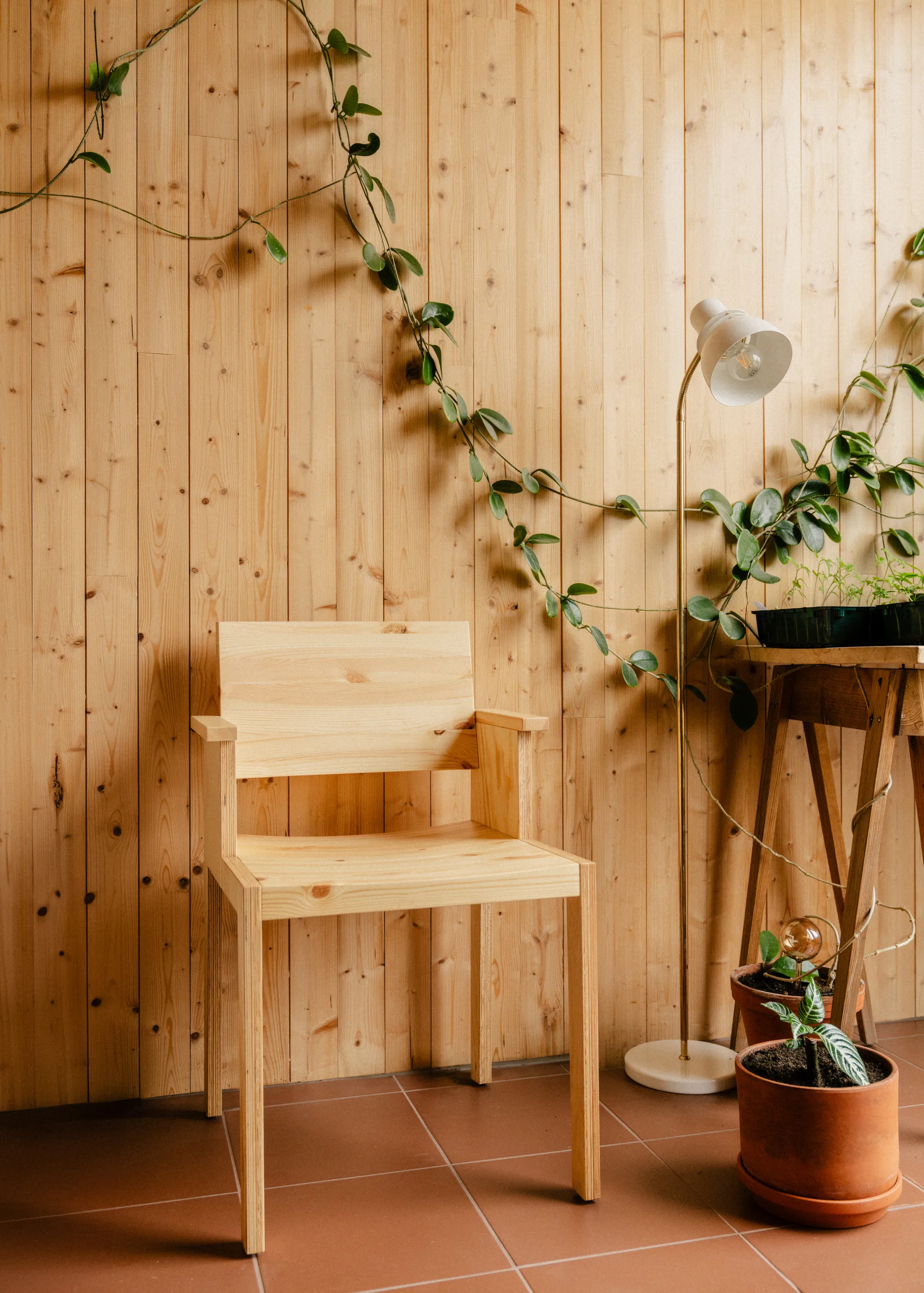 016 Maasto Dining Armchair käsinojallinen tuoli, Mattapintainen öljyvahattu mänty Vaarnii