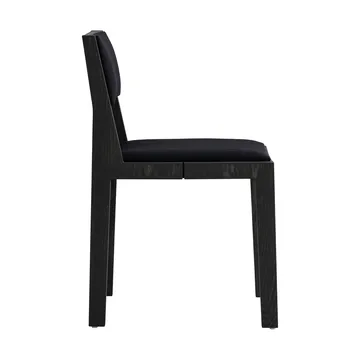 016 Maasto Dining Chair tuoli - Musta petsattu mänty, etupuolelta verhoiltu musta - Vaarnii