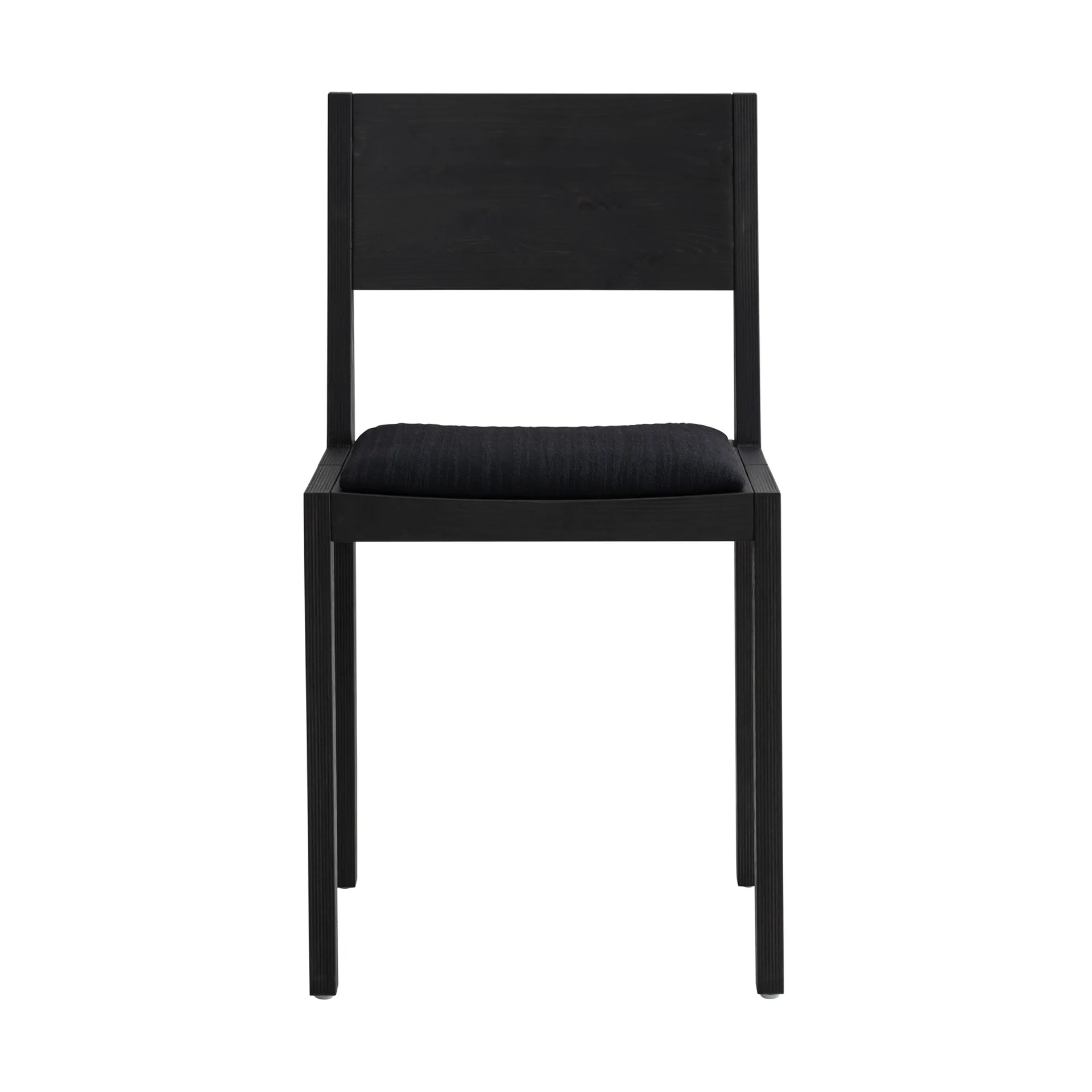 016 Maasto Dining Chair tuoli, Mustaksi petsattu mänty, verhoiltu musta istuin Vaarnii