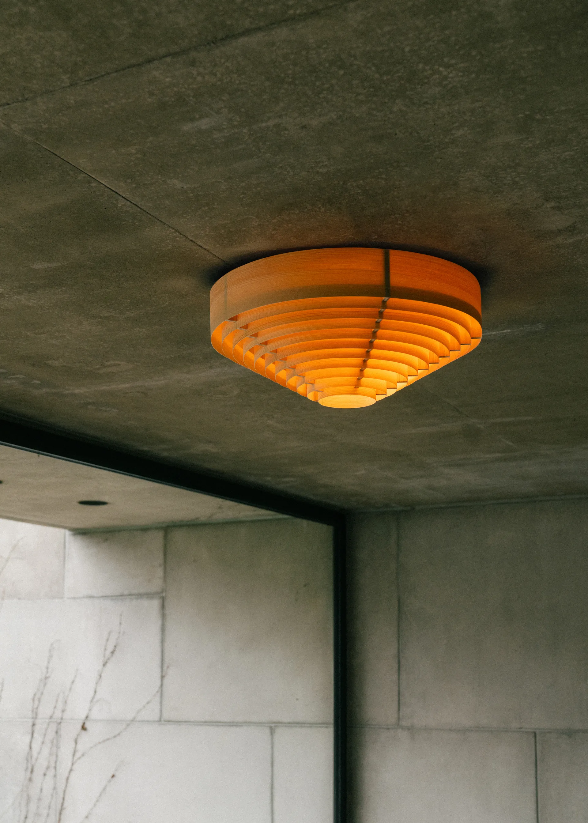 1005 Hans kattovalaisin plafondi, Matta öljyvahattua mäntyä, Ø55 cm Vaarnii