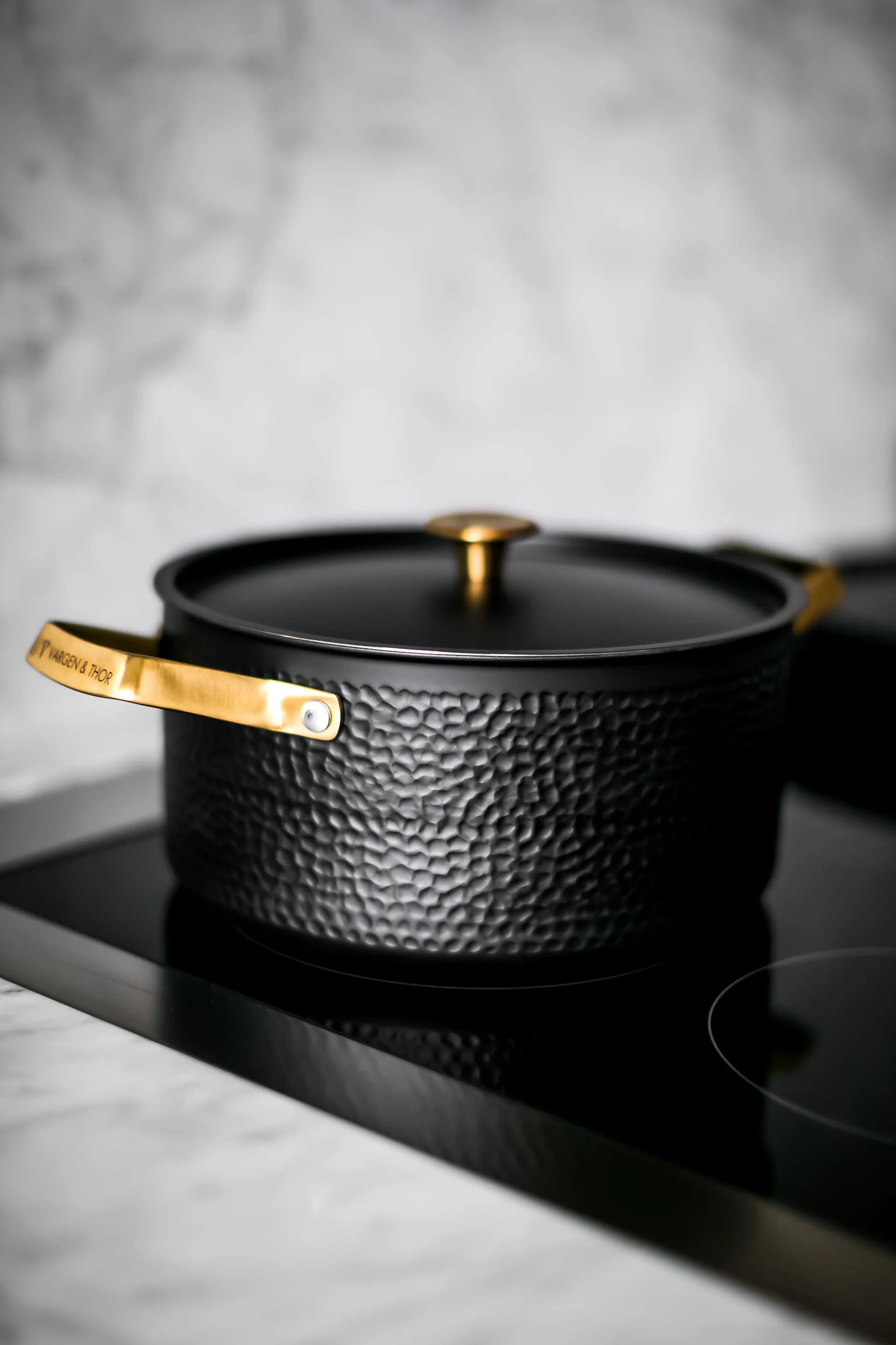 Arvet taottu musta kannellinen pata, Mio, 4 l Vargen & Thor