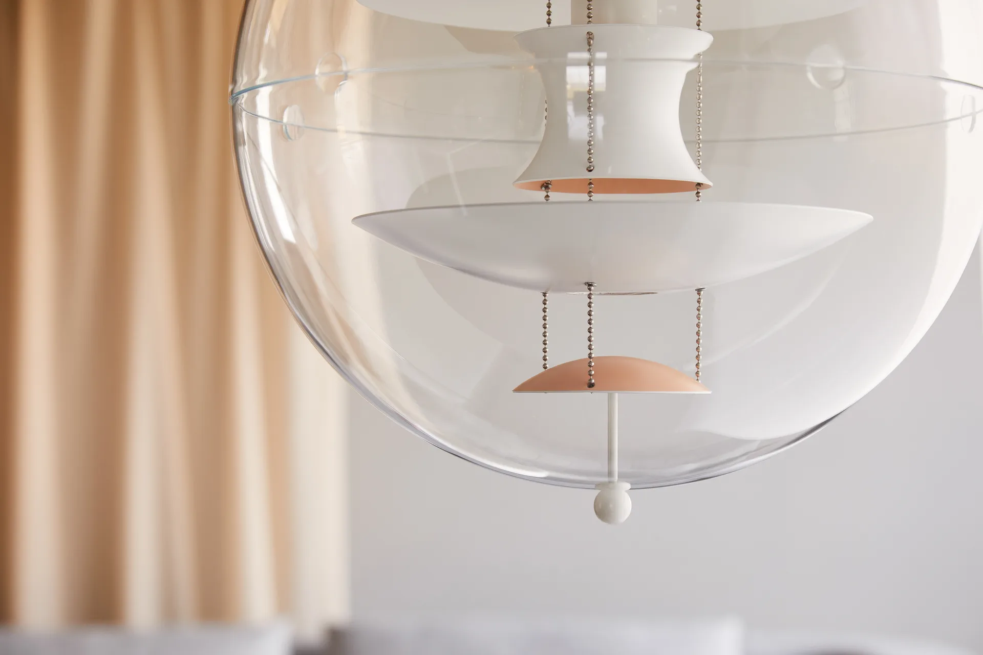 VP Globe Warm Peach kattolamppu, Ø40 cm Verpan