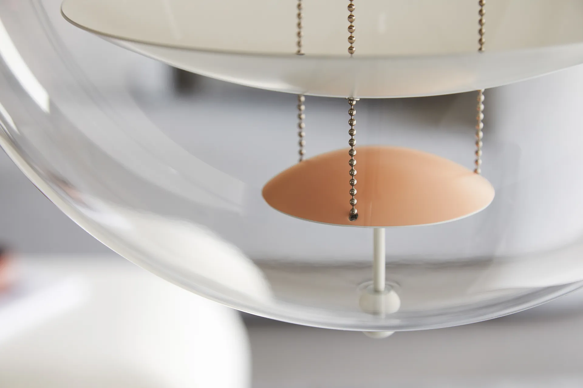 VP Globe Warm Peach kattolamppu, Ø40 cm Verpan