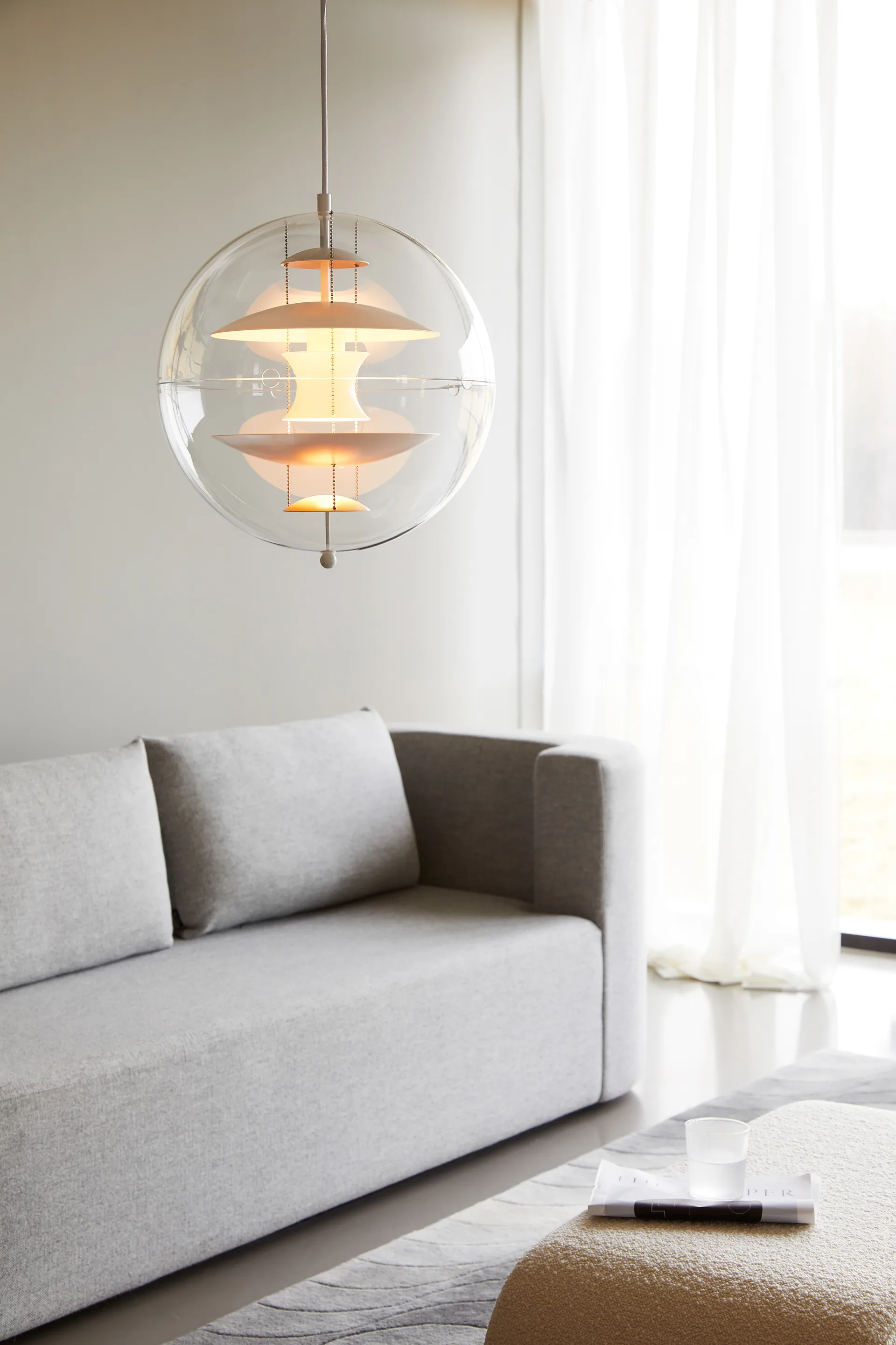 VP Globe Warm Peach kattolamppu, Ø40 cm Verpan