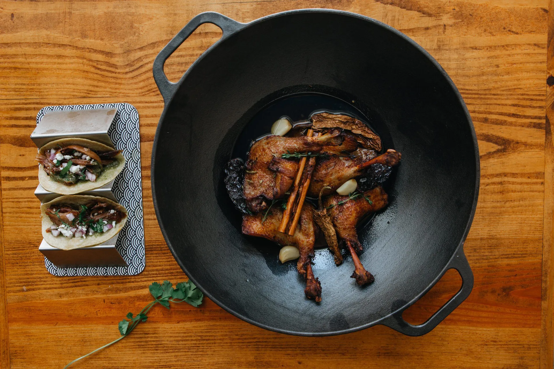 Valurautainen wok-pannu 36 cm, Musta Victoria