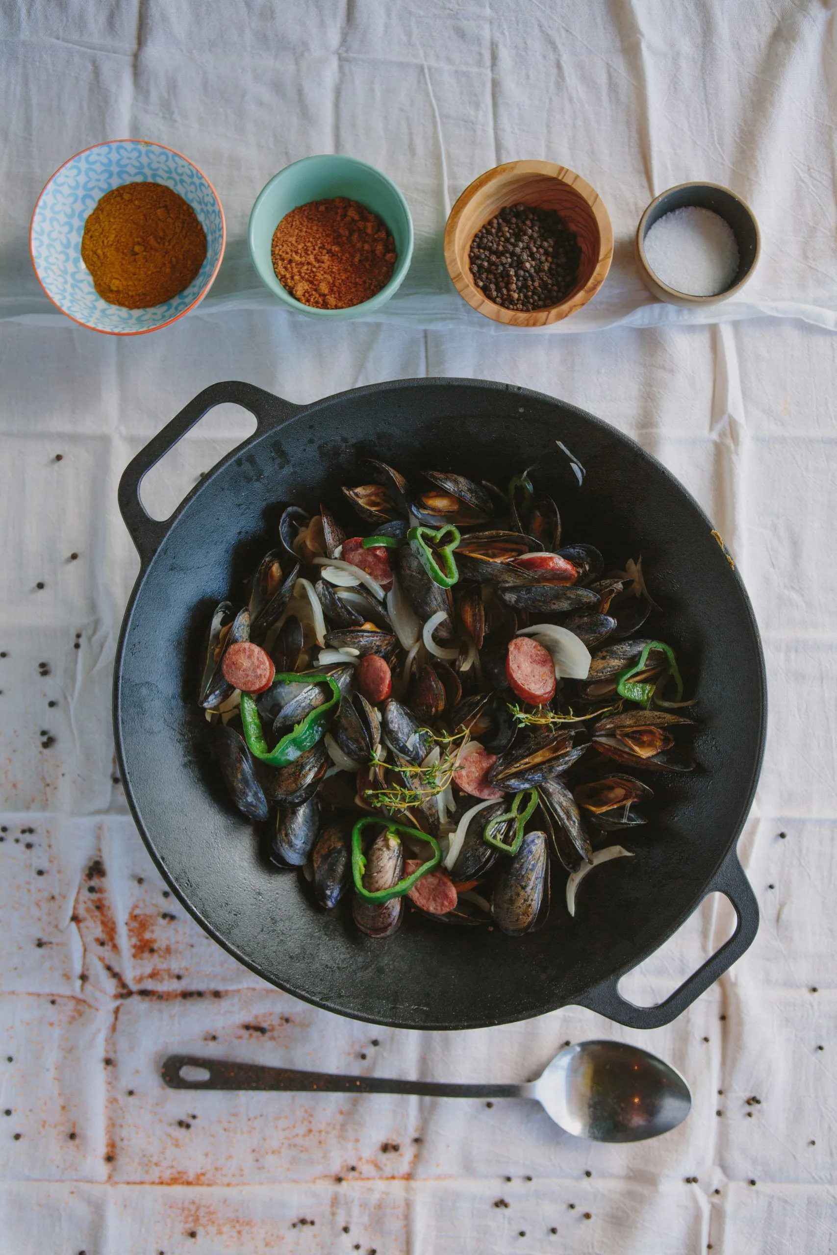 Valurautainen wok-pannu 36 cm, Musta Victoria