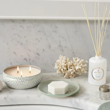 Maison Blanc 3-wick Tin tuoksukynttilä 40 tuntia - Laguna - Voluspa