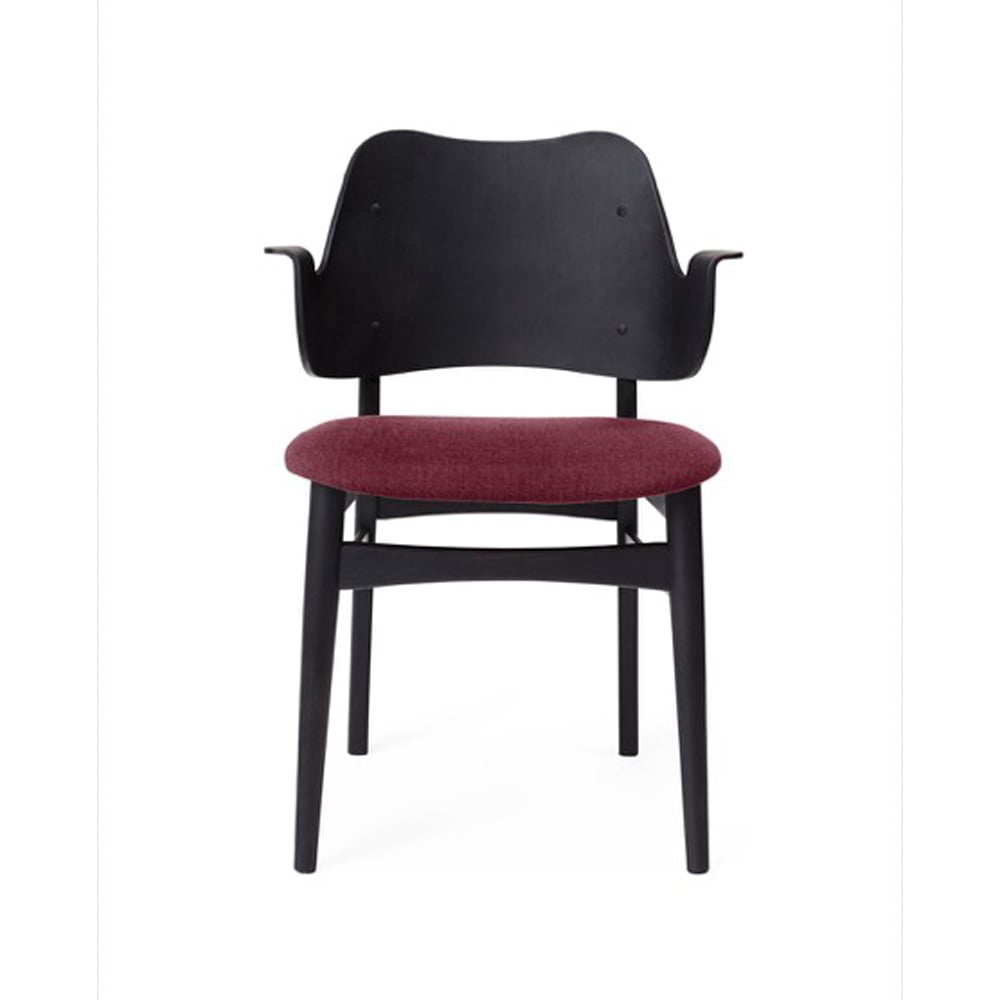 Warm Nordic Gesture tuoli verhoiltu istuinosa Bordeaux-mustaksi maalattu pyökkirunko