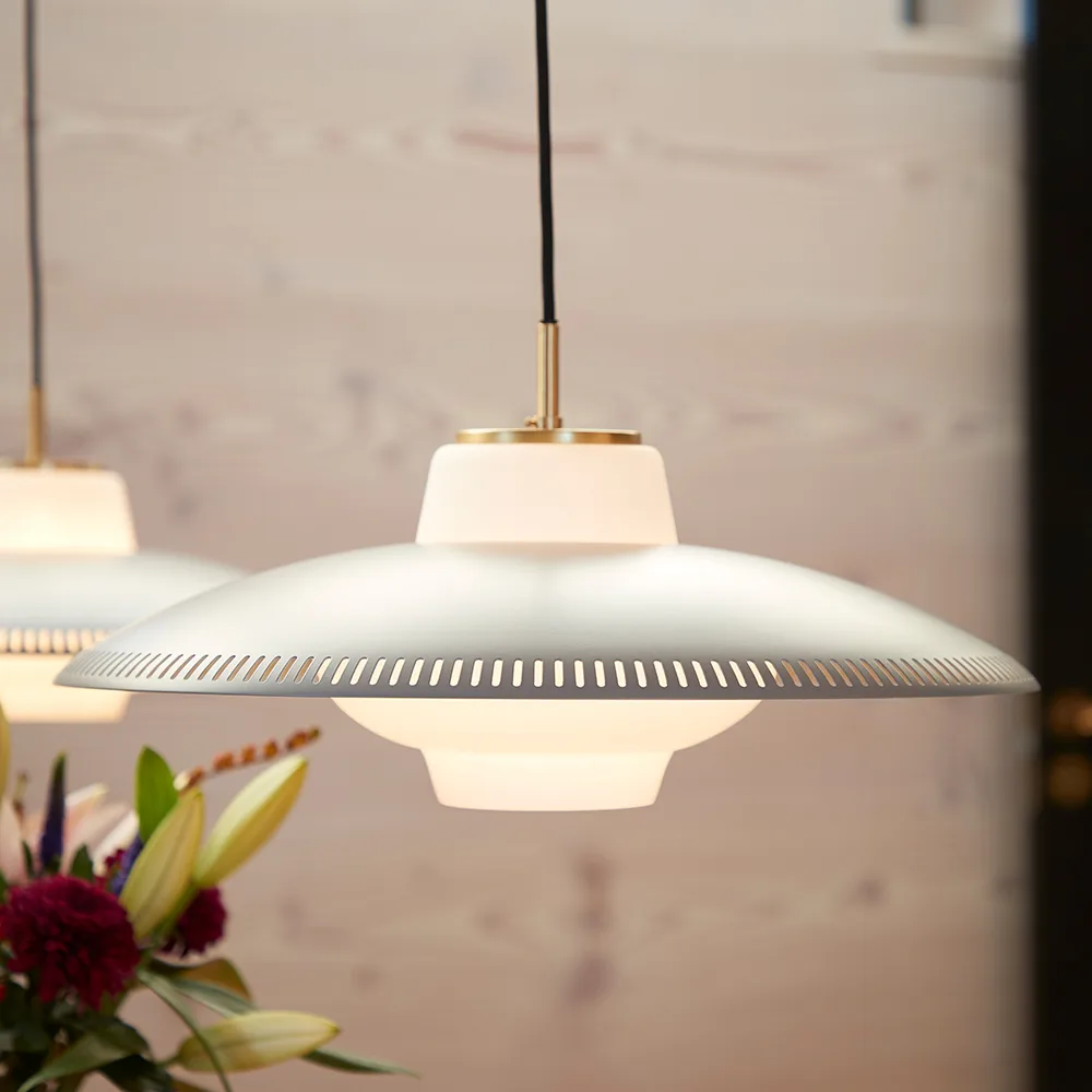 Opal Shade -riippuvalaisin, Black noir, hiekkapuhallettu opaali Warm Nordic