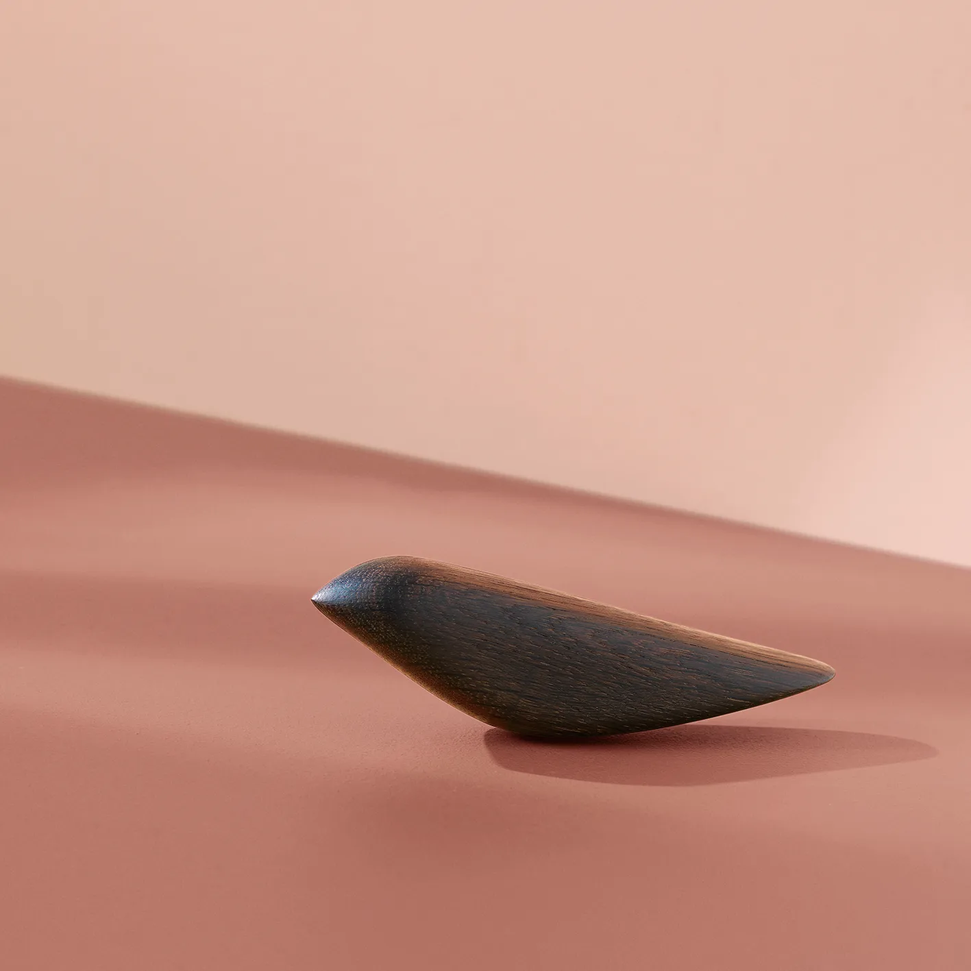 Twirling Bird -koriste, L, Savustettu tammi Warm Nordic