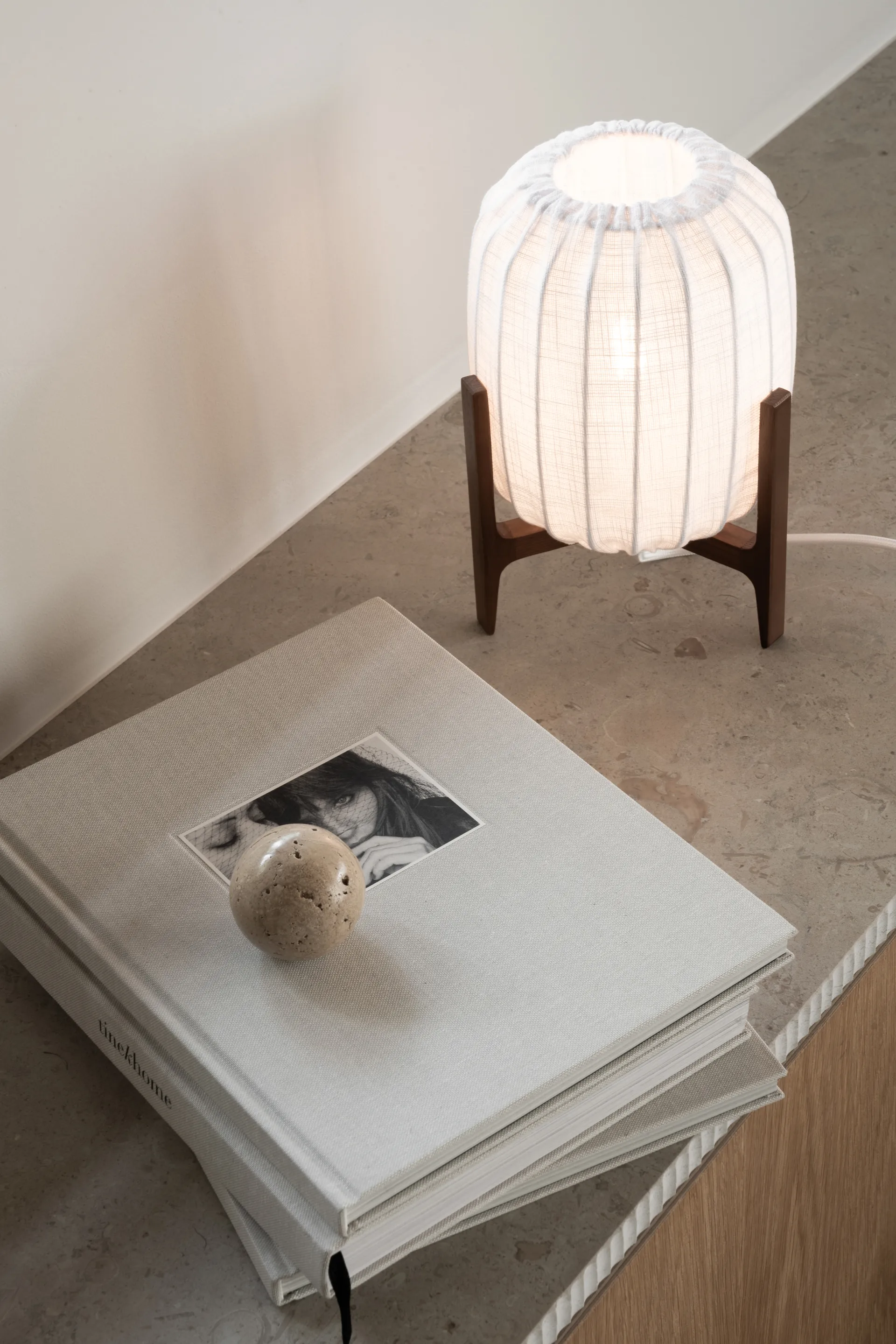 Prisma pöytälamppu, Dark ash-White, Mini Ø16×24,3 cm Watt & Veke