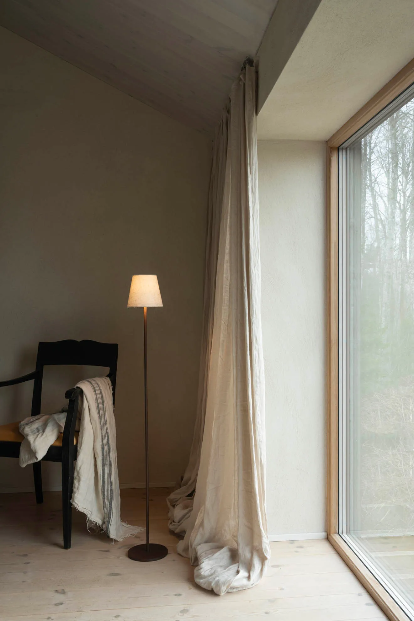 Tyra lattiavalaisin Ø14 cm, Coffee Watt & Veke