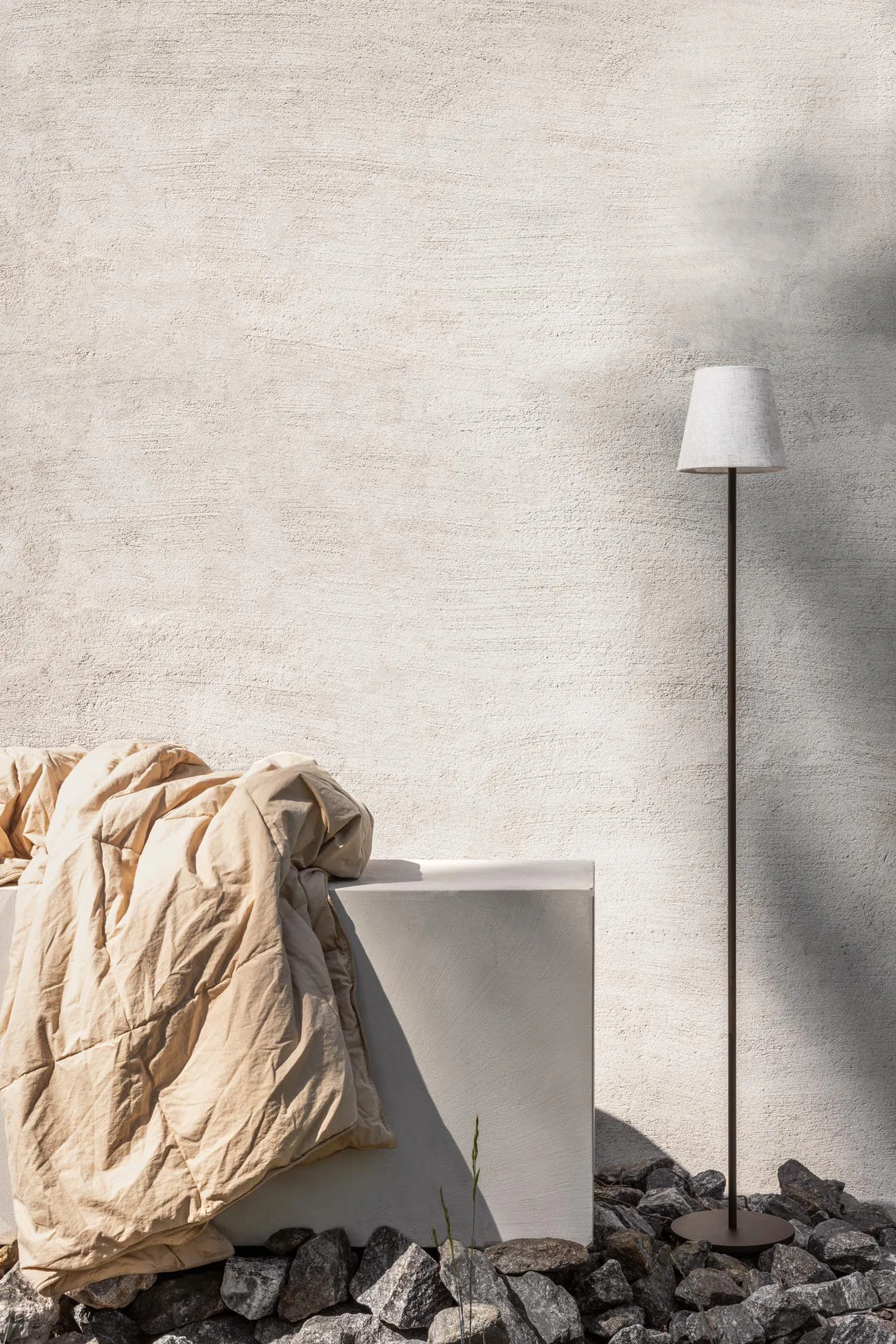 Tyra lattiavalaisin Ø14 cm, Coffee Watt & Veke