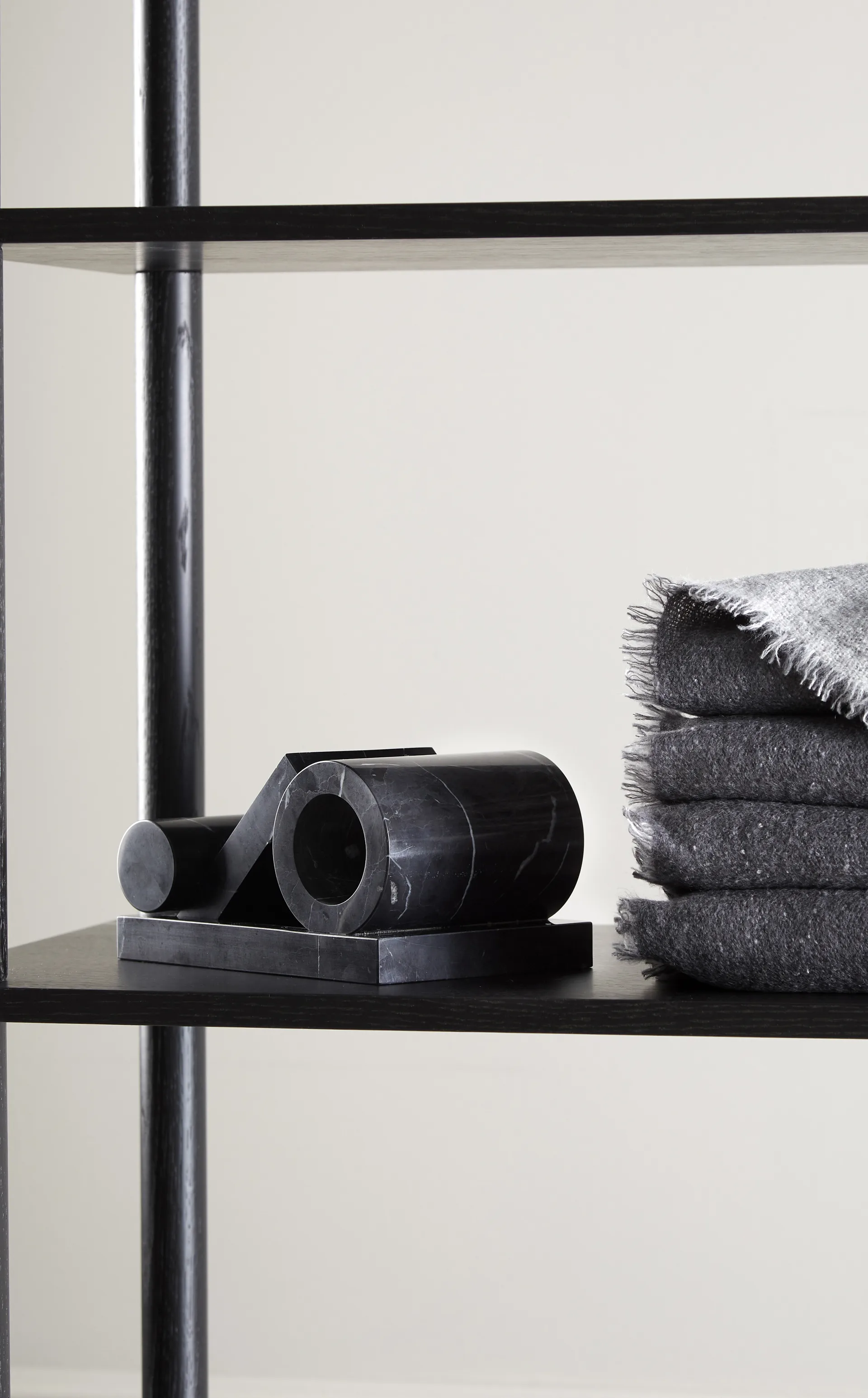 Booknd kirjatuki marmori, Musta Woud