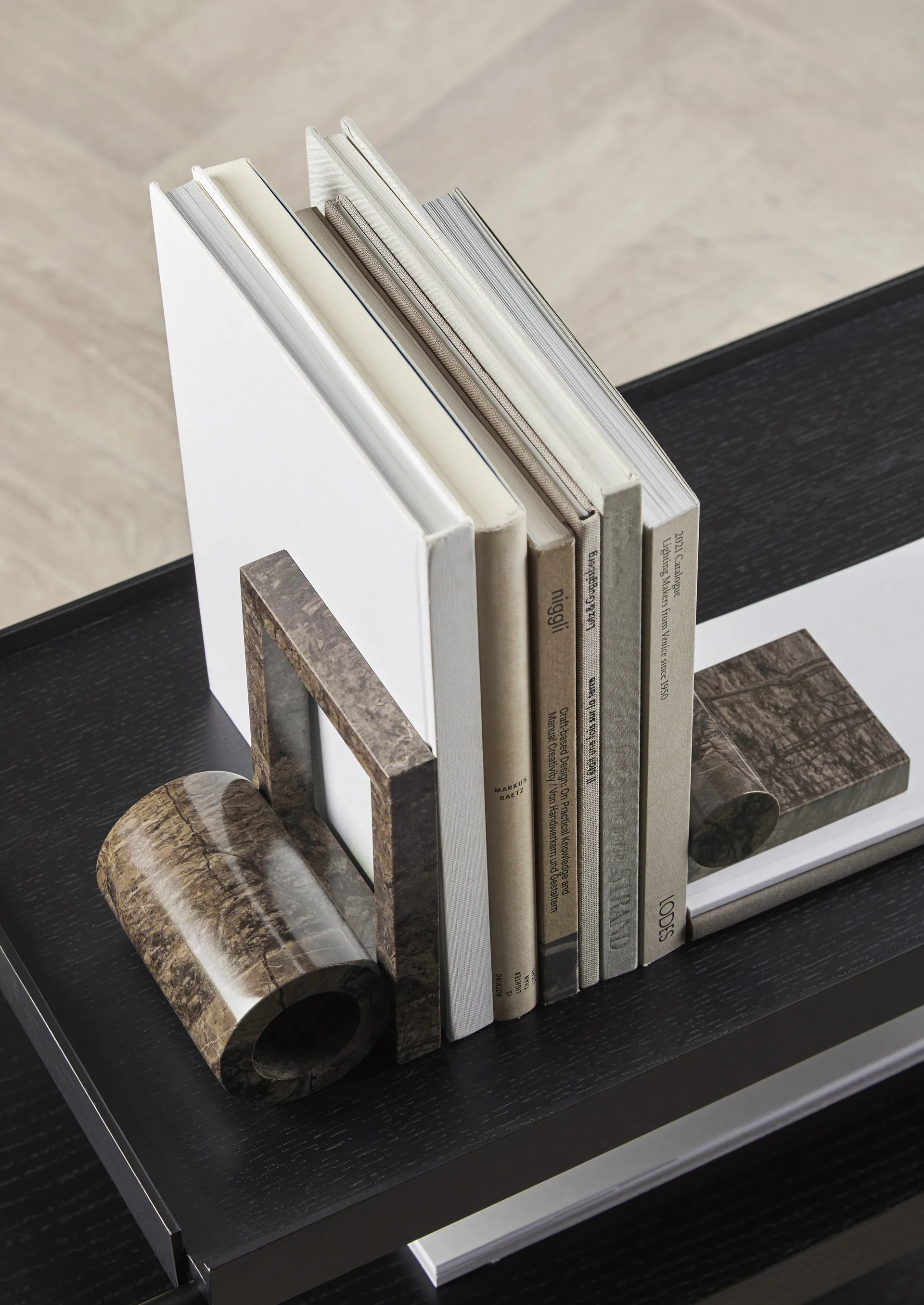 Booknd kirjatuki marmori, Ruskea Woud