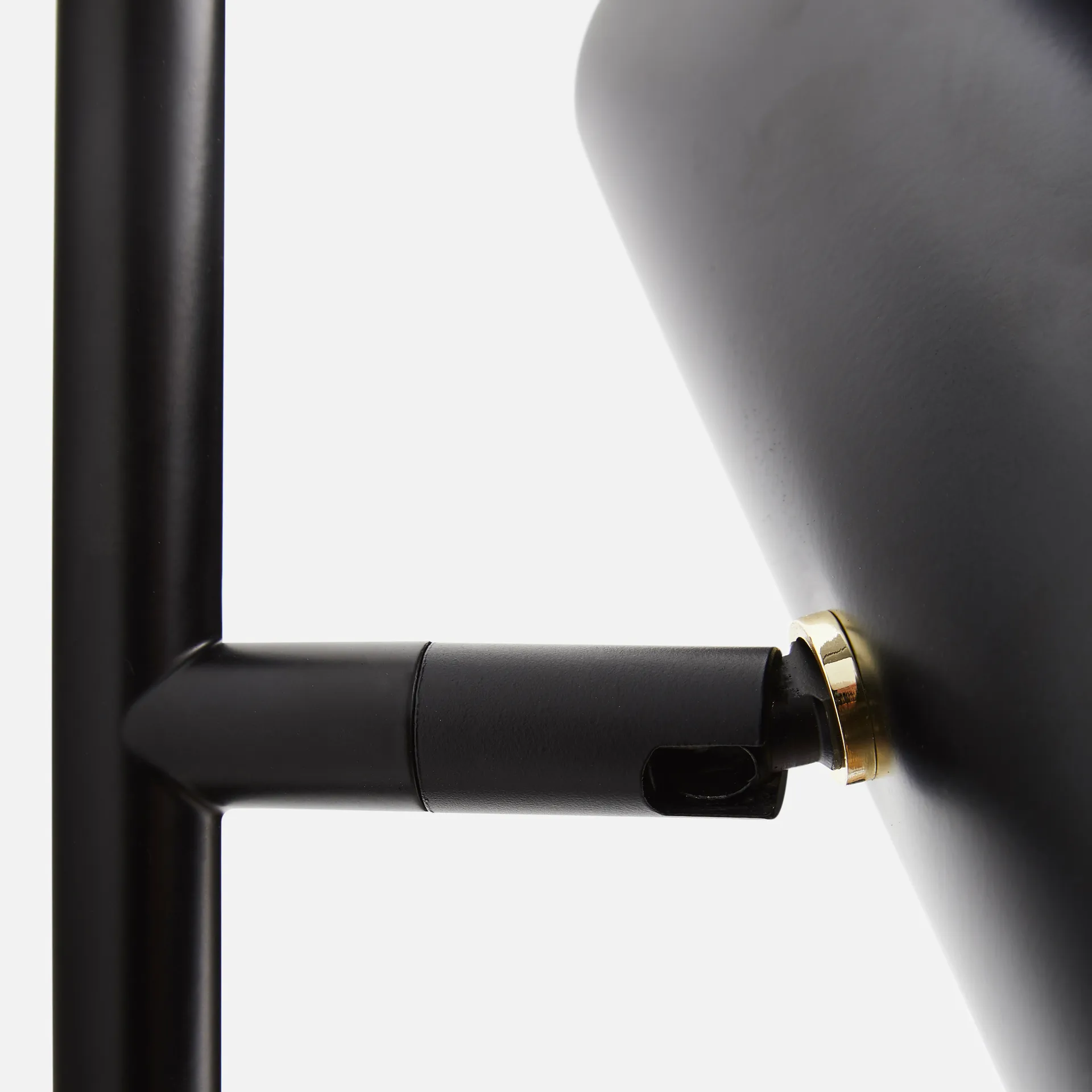 Cono seinävalaisin, Musta Woud