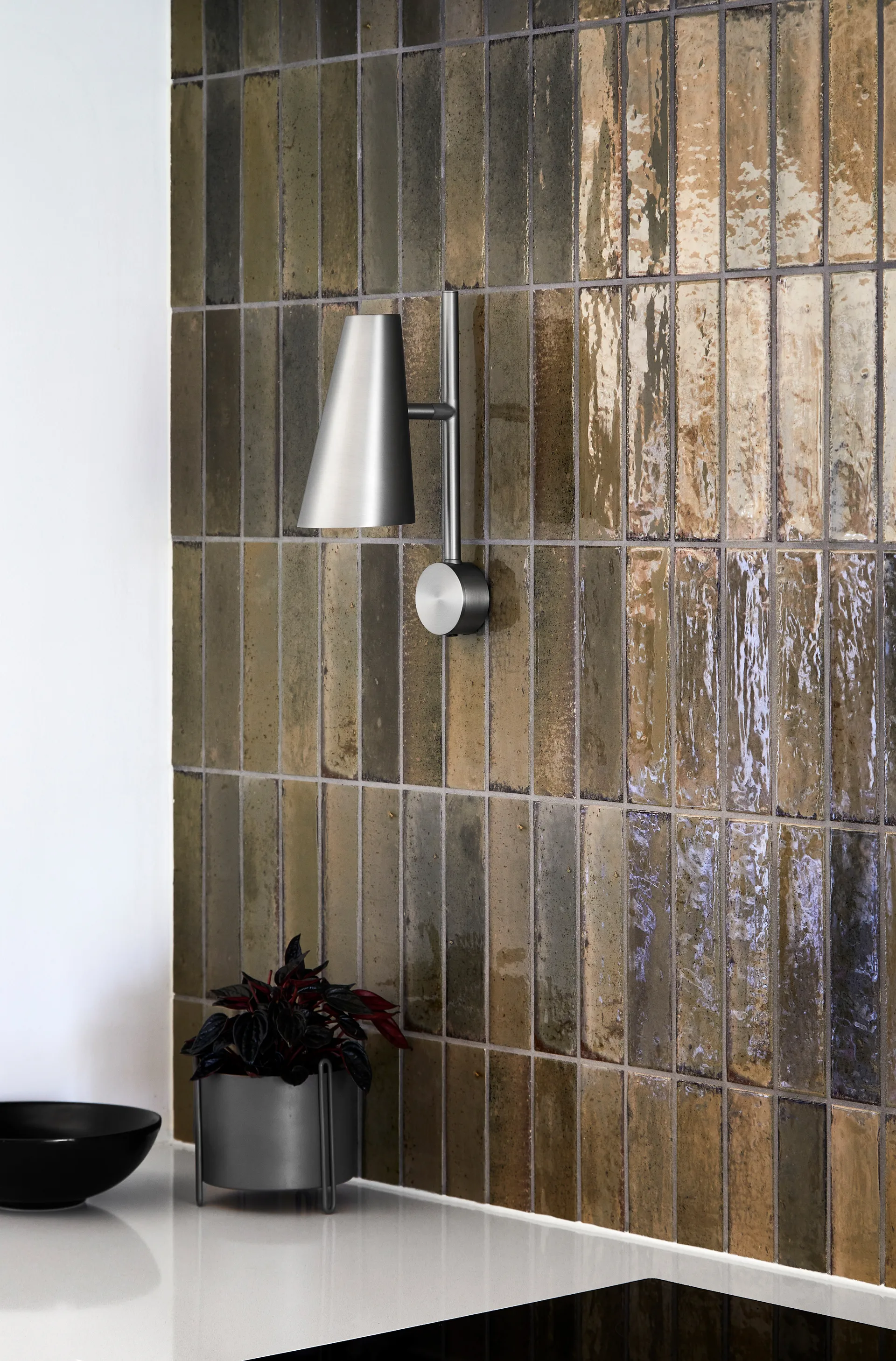 Cono seinävalaisin, Satin Woud