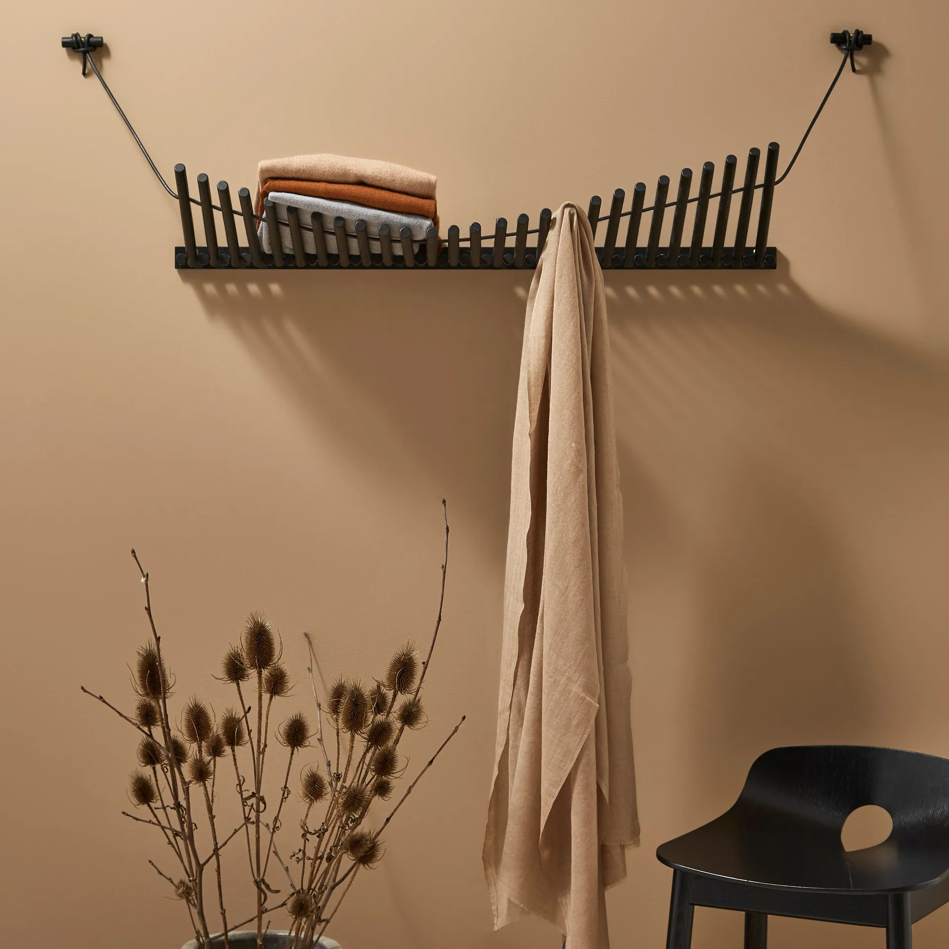 Knaegt vaateripustin, mustaksi maalattu tammi Woud