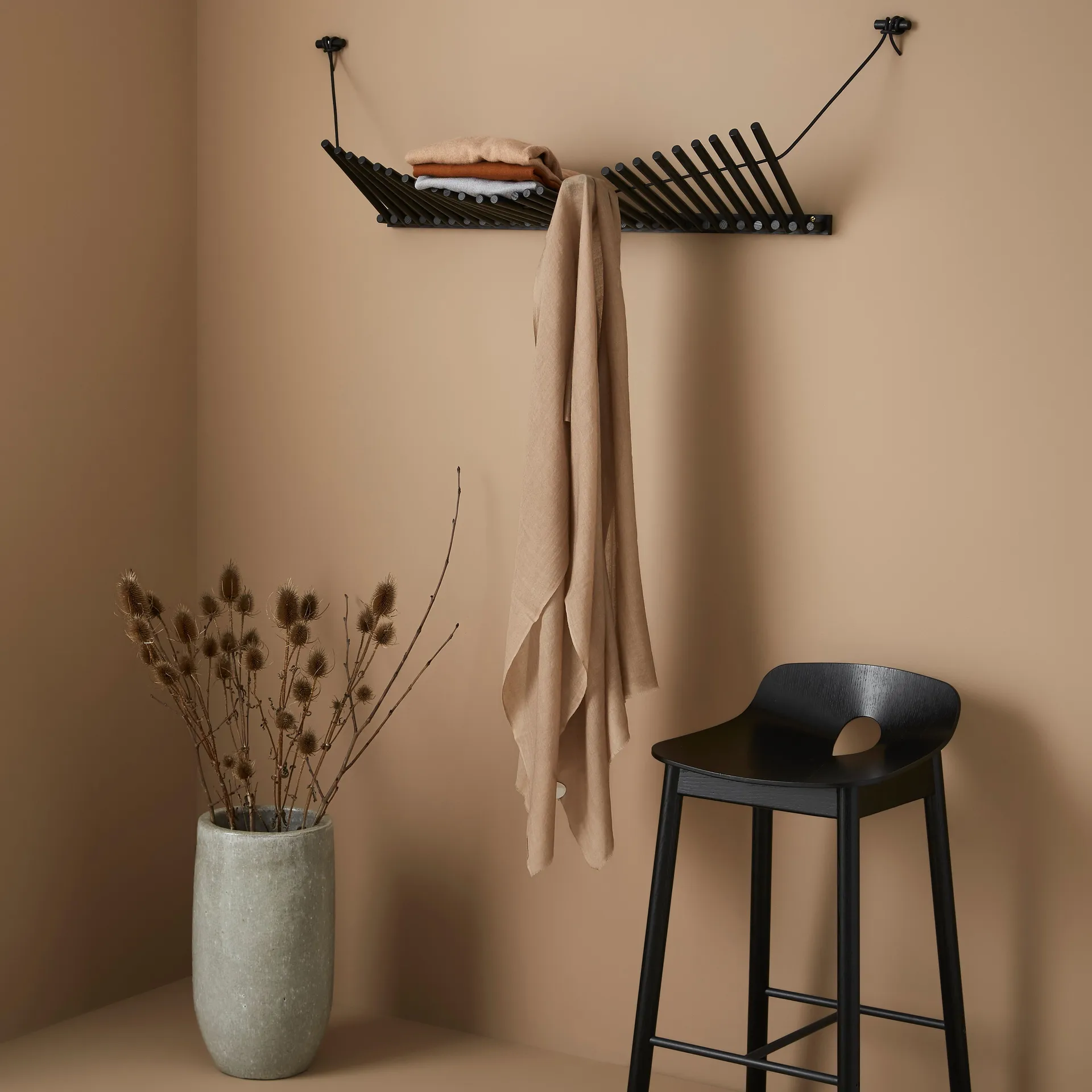 Knaegt vaateripustin, mustaksi maalattu tammi Woud