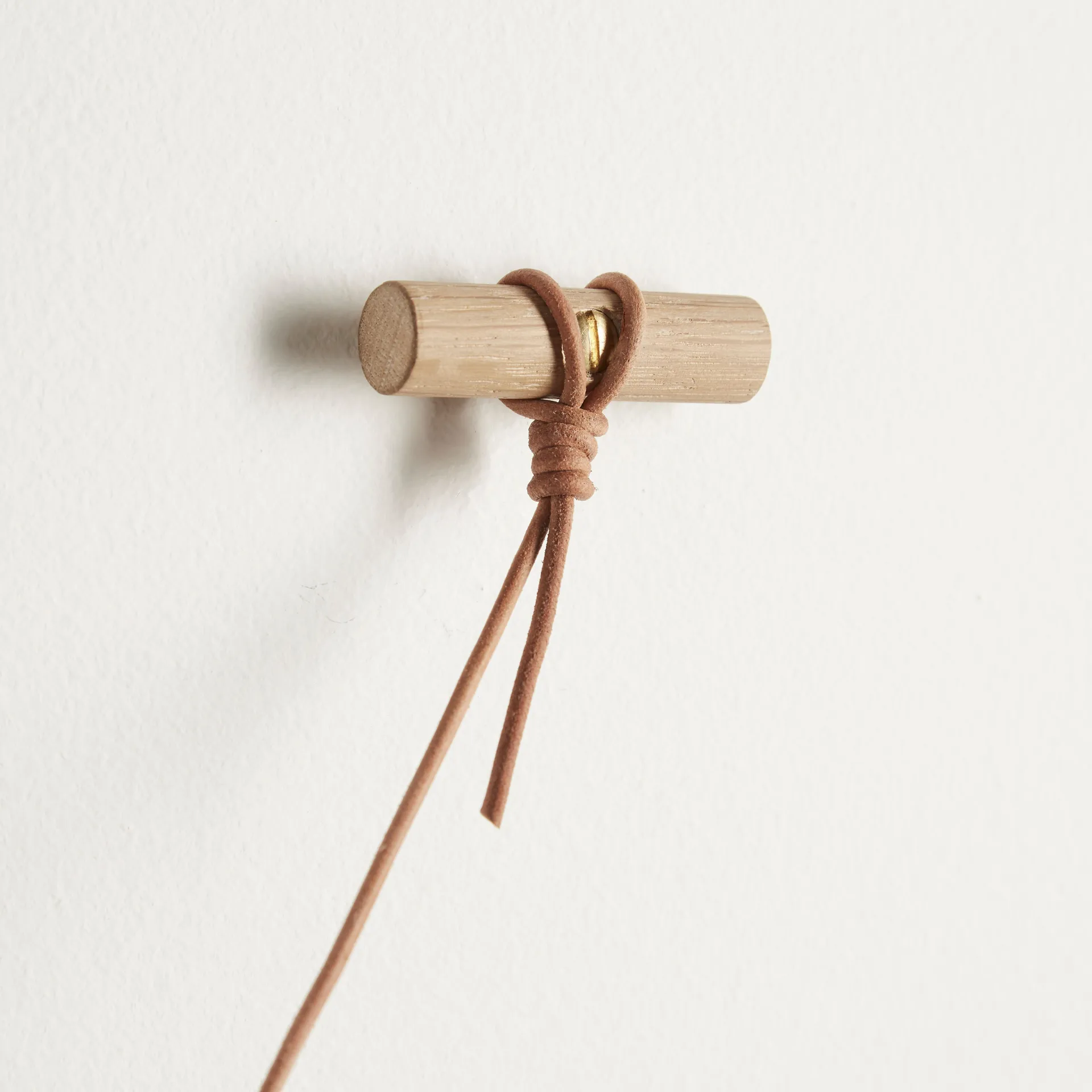 Knaegt vaateripustin, valkopigmentoitu tammi Woud