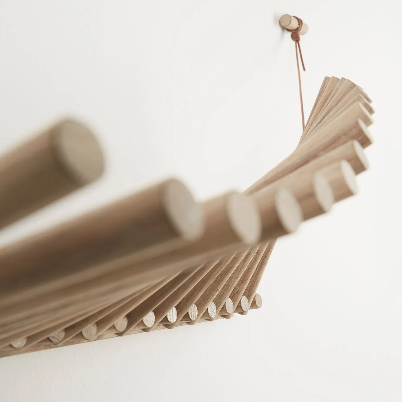 Knaegt vaateripustin, valkopigmentoitu tammi Woud