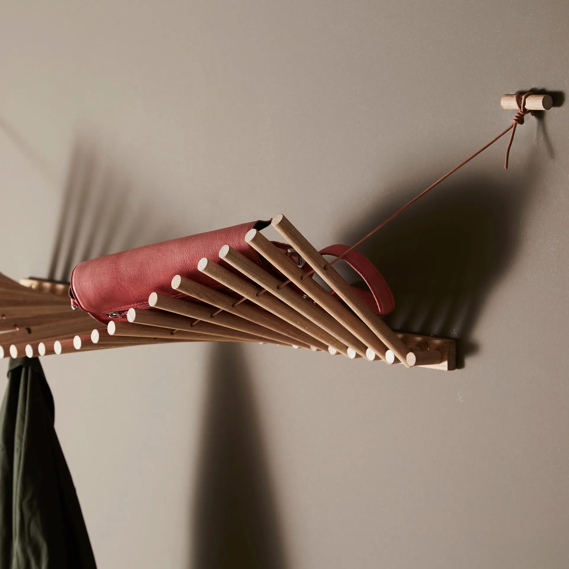 Knaegt vaateripustin, valkopigmentoitu tammi Woud