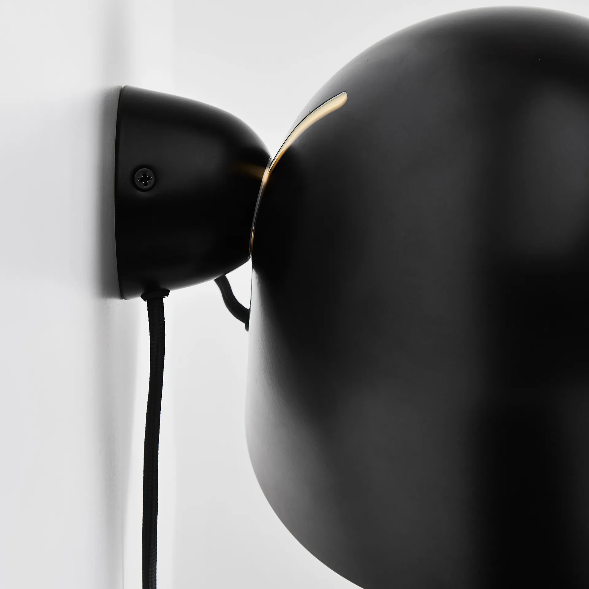 Kuppi seinävalaisin 2.0, musta Woud