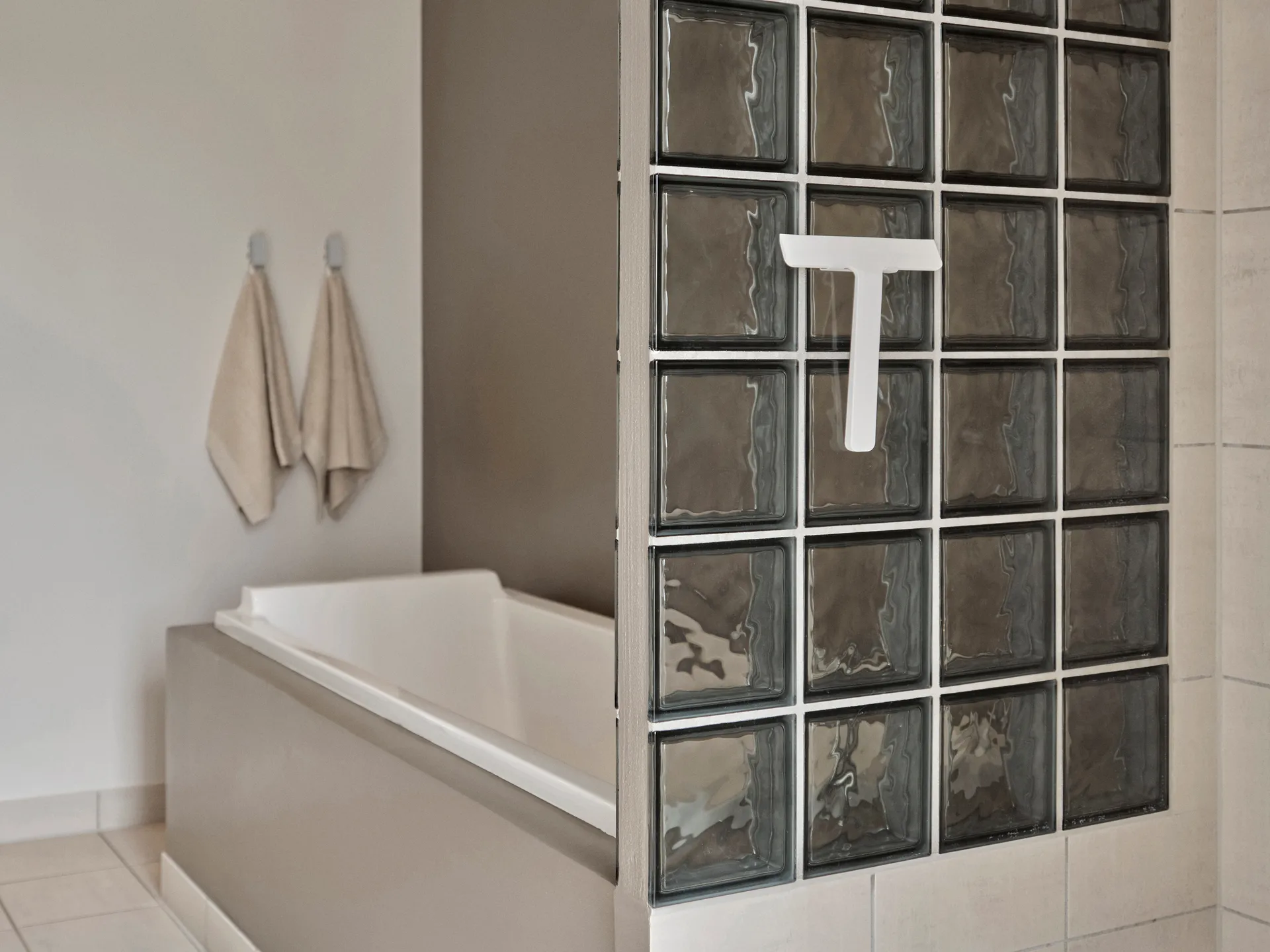 Ume kaavin pidikkeellä, Valkoinen Zone Denmark