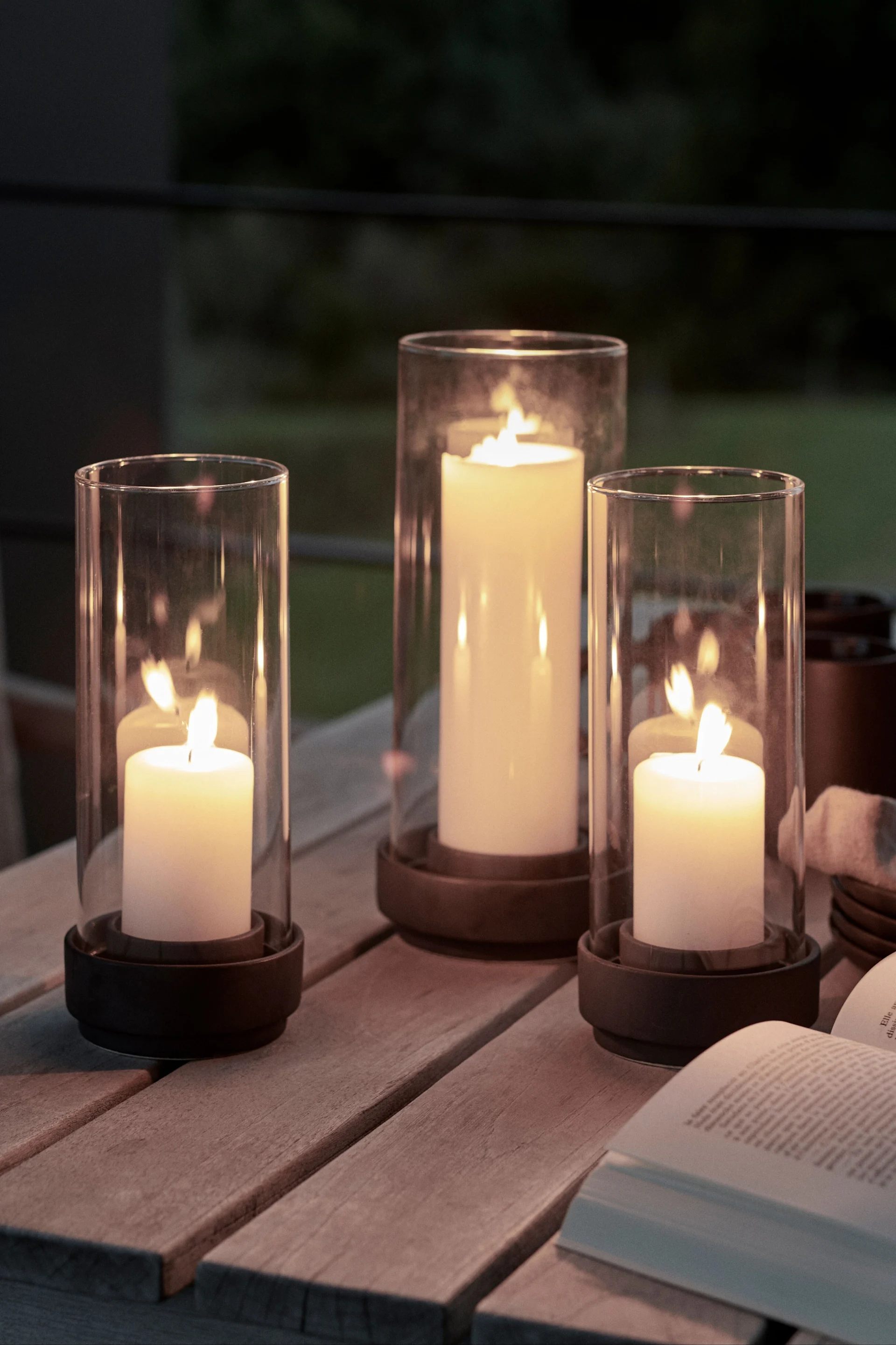 Koristele puutarhapöytäsi erikokoisilla ulkolamppuilla ja myrskylyhdyillä, jotka lisäävät viihtyisyyttä. Steltonin Hurricane-lyhdyt sopivat tähän tarkoitukseen erityisen hyvin.