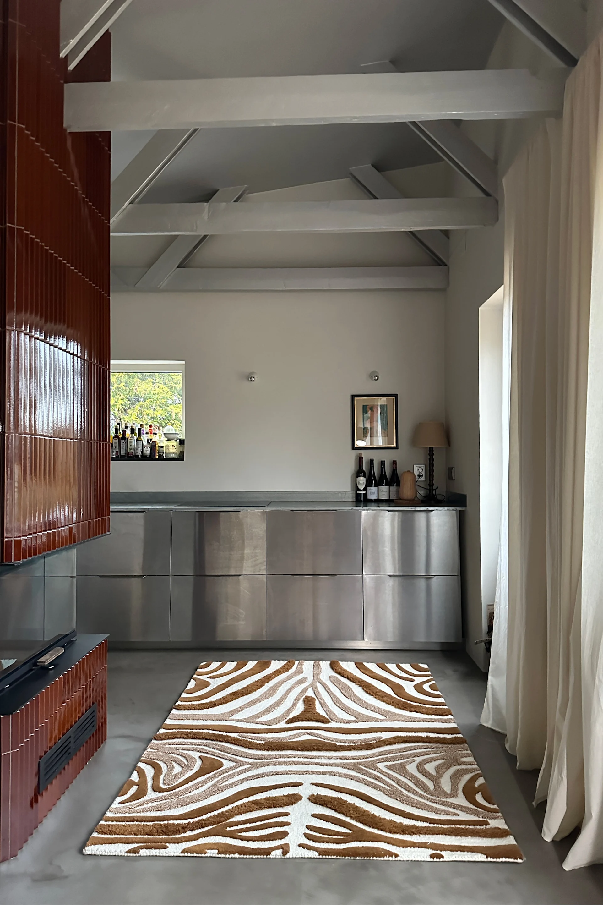 Seeprakuvioinen matto, joka heijastaa vuoden 2026 sisustustrendejä ja korostaa näyttäviä mattoja.