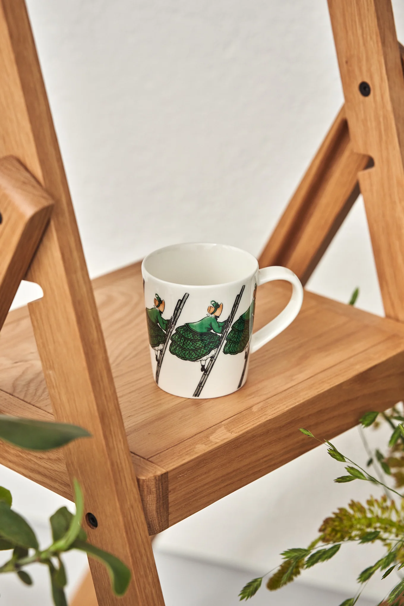 Muki, jossa on ruotsalaisen kirjailijan Elsa Beskowin motiivi Aunt Green tikkailla merkiltä Design House Stockholm.