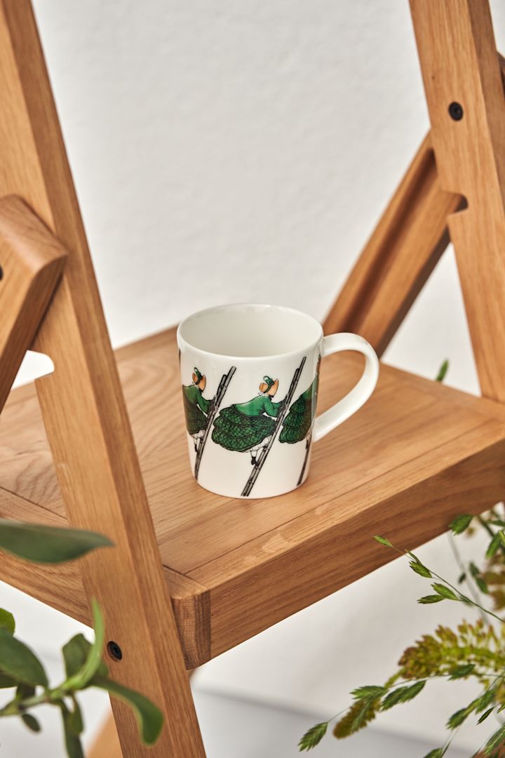 Muki, jossa on ruotsalaisen kirjailijan Elsa Beskowin motiivi Aunt Green tikkailla merkiltä Design House Stockholm.