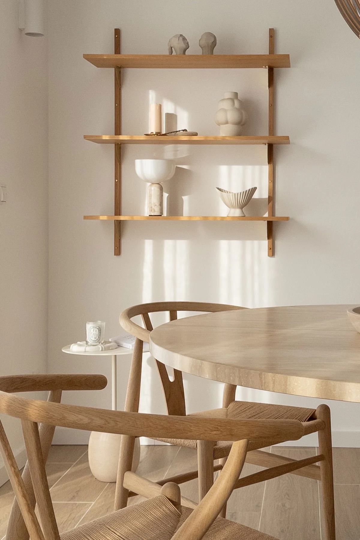 Lagomissa vähemmän on enemmän: Ferm Livingin koristeltu Sector-seinähylly roikkuu @by.damira:n ruokasalissa.
